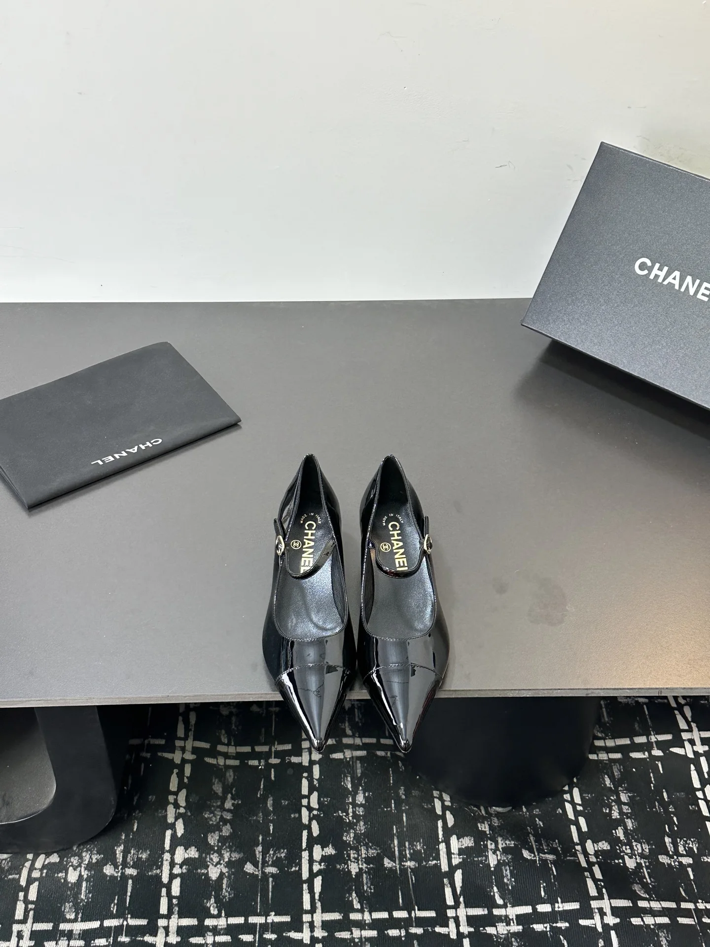 香奈儿 26s早春爆品 顶版 尖头中跟低跟拼接单鞋 玛丽珍鞋 香奈儿 26s早春爆品 顶版 尖头中跟低跟拼接单鞋 玛丽珍鞋