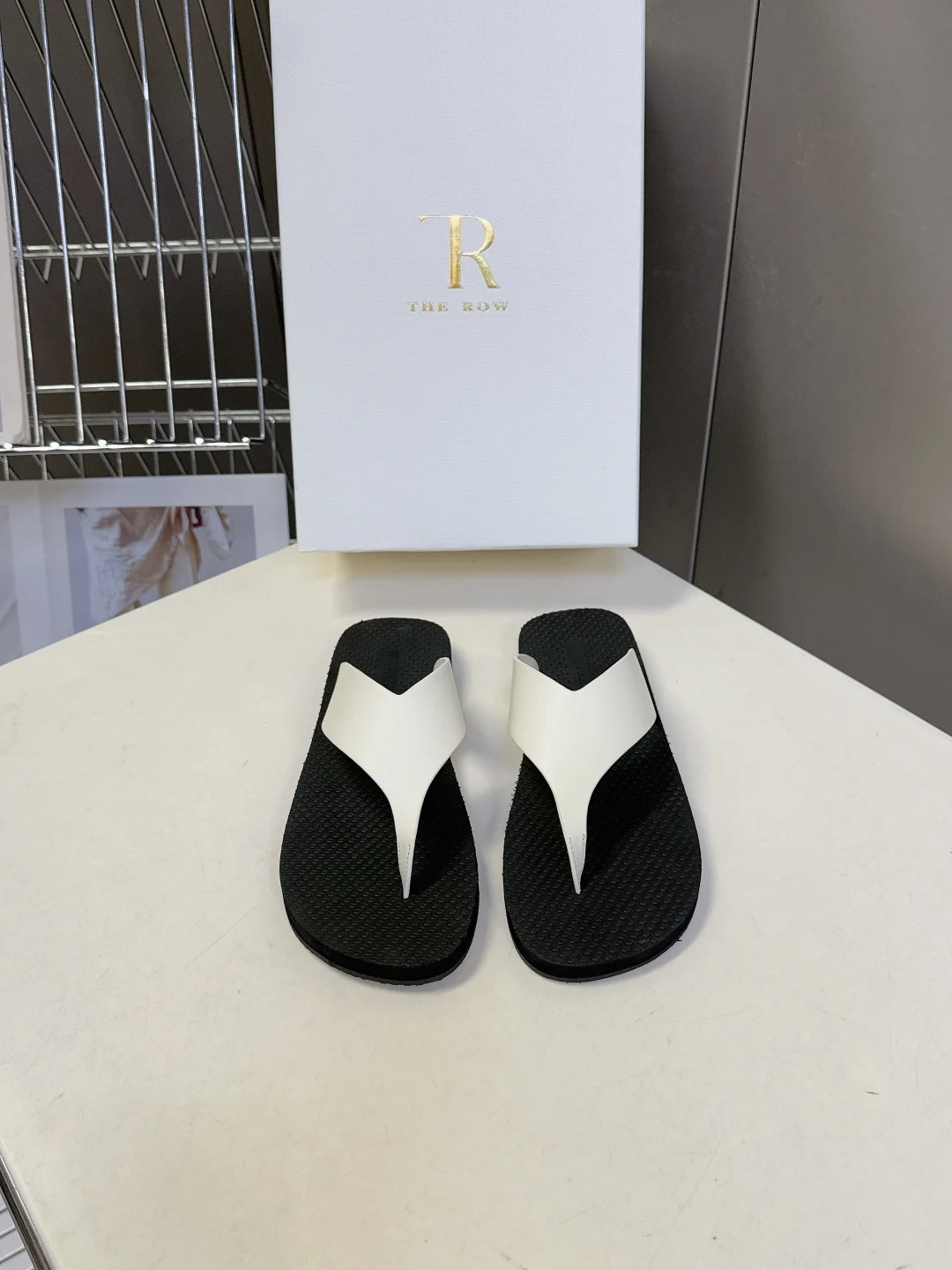 The row 春夏最新款人字拖鞋 The row 春夏最新款人字拖鞋