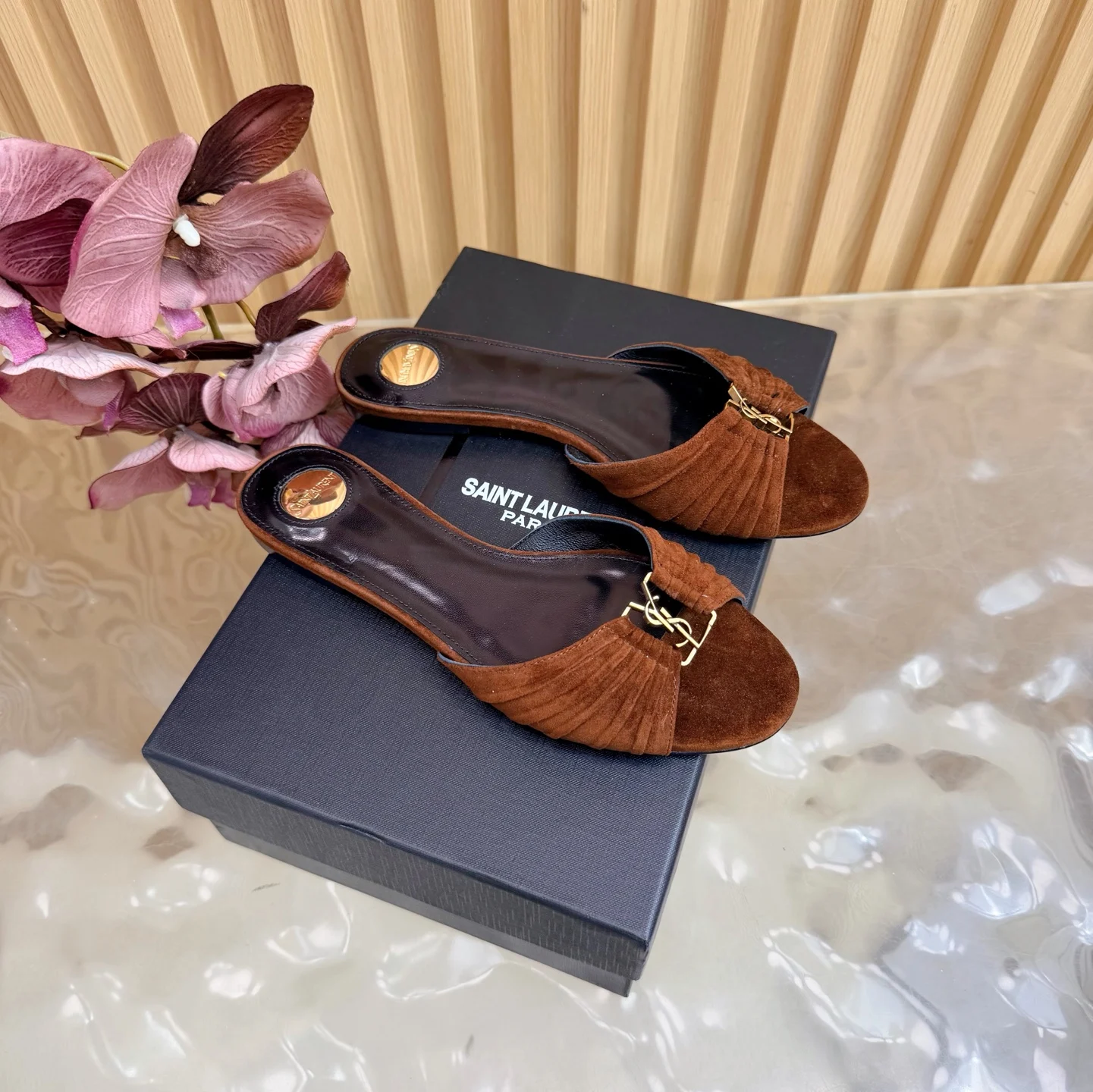 圣罗兰 2026春夏新款牛皮/油腊皮/羊京l拖鞋 圣罗兰 2026春夏新款牛皮/油腊皮/羊京l拖鞋