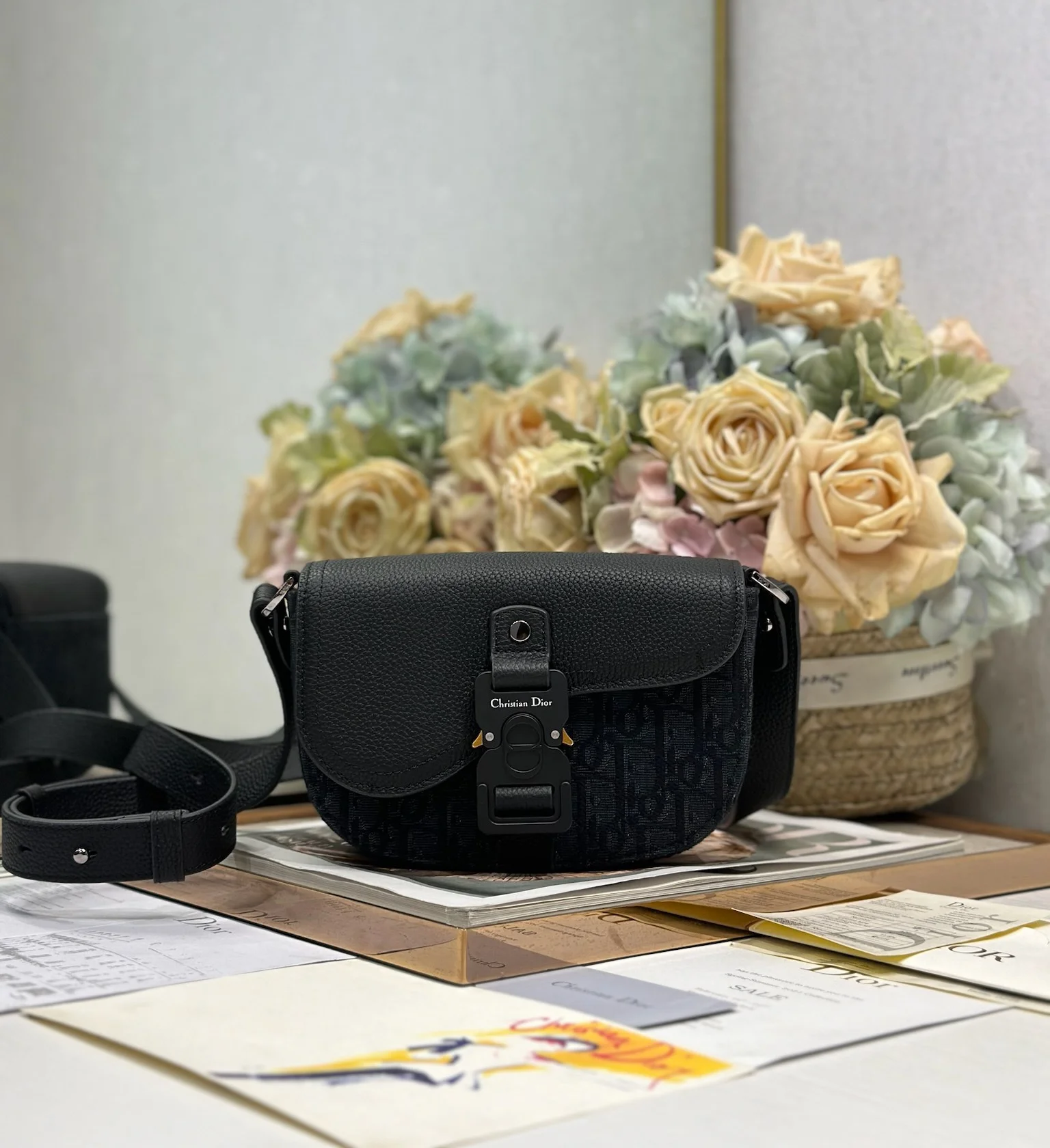 迪奥 435 印花牛皮马鞍翻盖信使包 男士斜挎包 迪奥 435 印花牛皮马鞍翻盖信使包 男士斜挎包