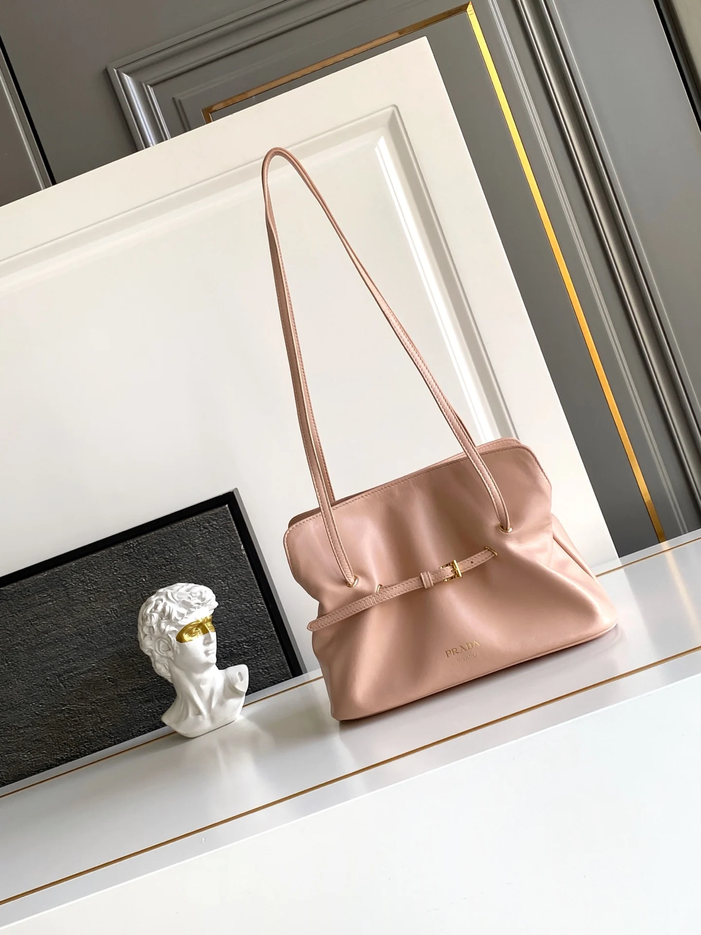 普拉达 1BG586 新款羊皮云朵包 女士单肩包 普拉达 1BG586 新款羊皮云朵包 女士单肩包