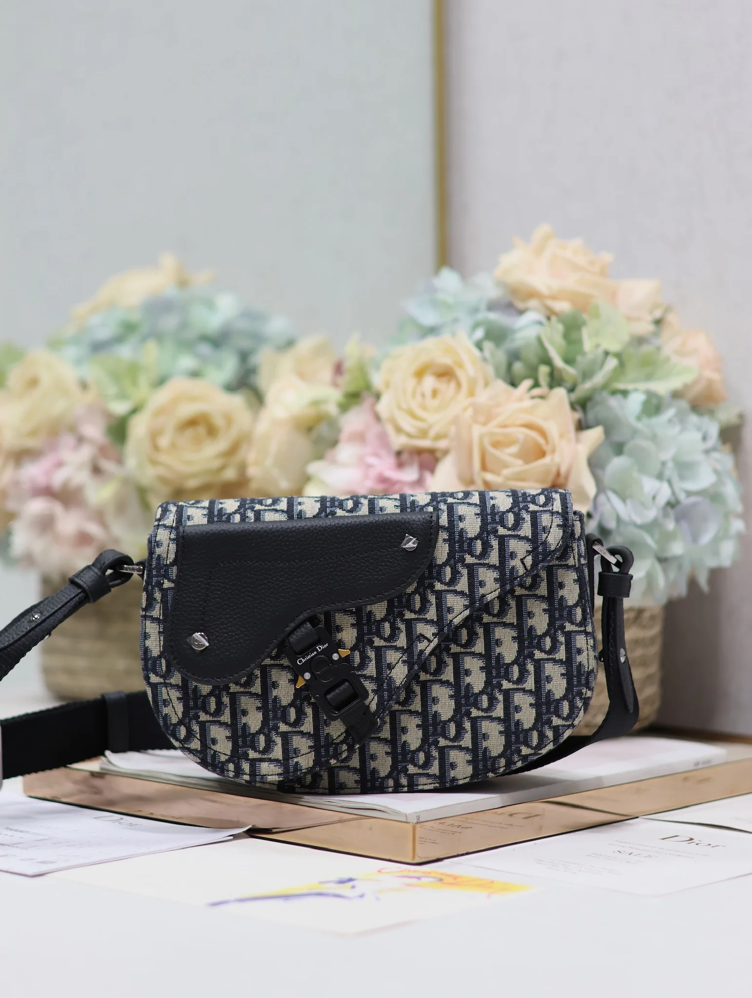 迪奥 325 印花牛皮马鞍翻盖信使包 男士斜挎包 迪奥 325 印花牛皮马鞍翻盖信使包 男士斜挎包