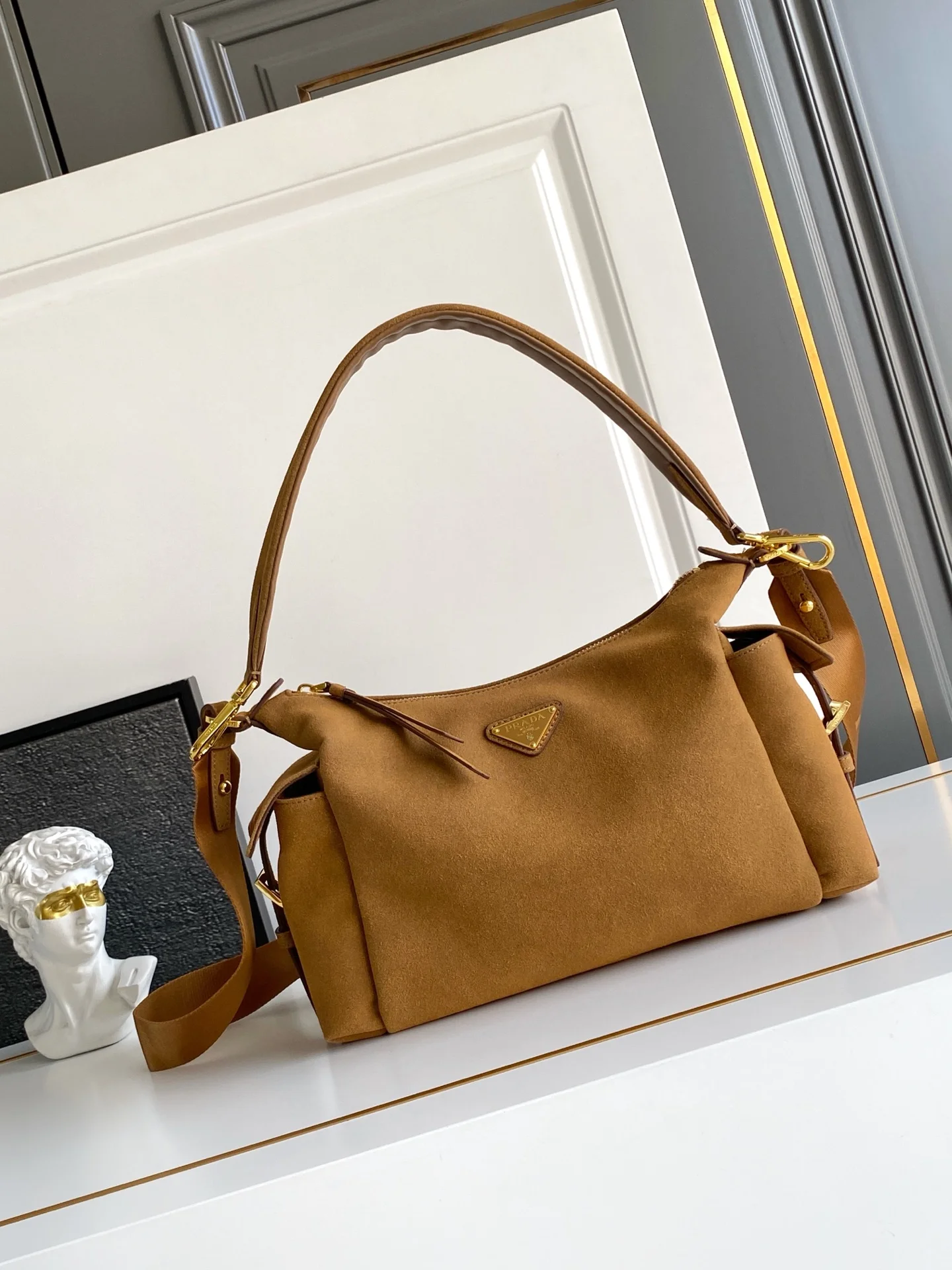 普拉达 1BC264 进口麂皮探索包 女士斜挎包