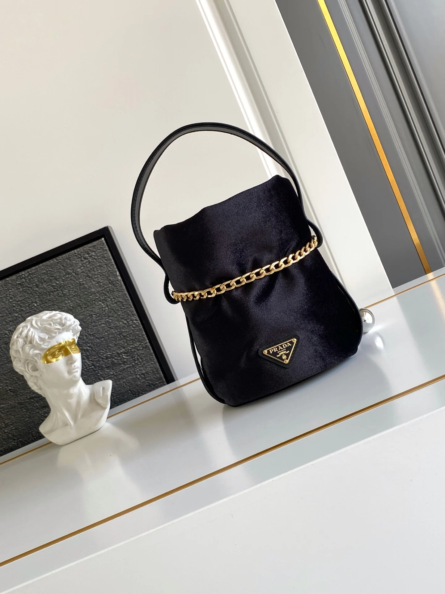 普拉达 1BE088 天鹅绒皮革水桶包 女士单肩包