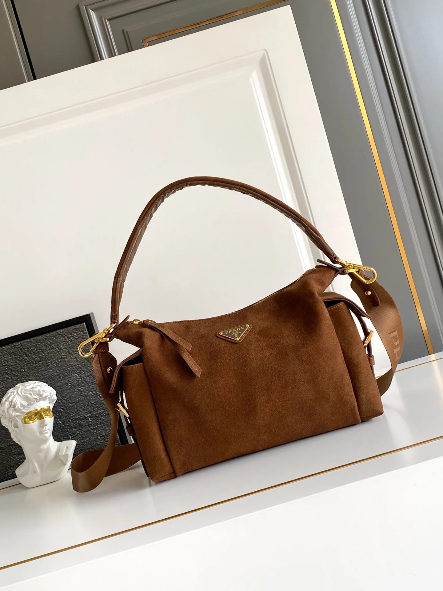 普拉达 1BC264 进口麂皮探索包 女士斜挎包 普拉达 1BC264 进口麂皮探索包 女士斜挎包