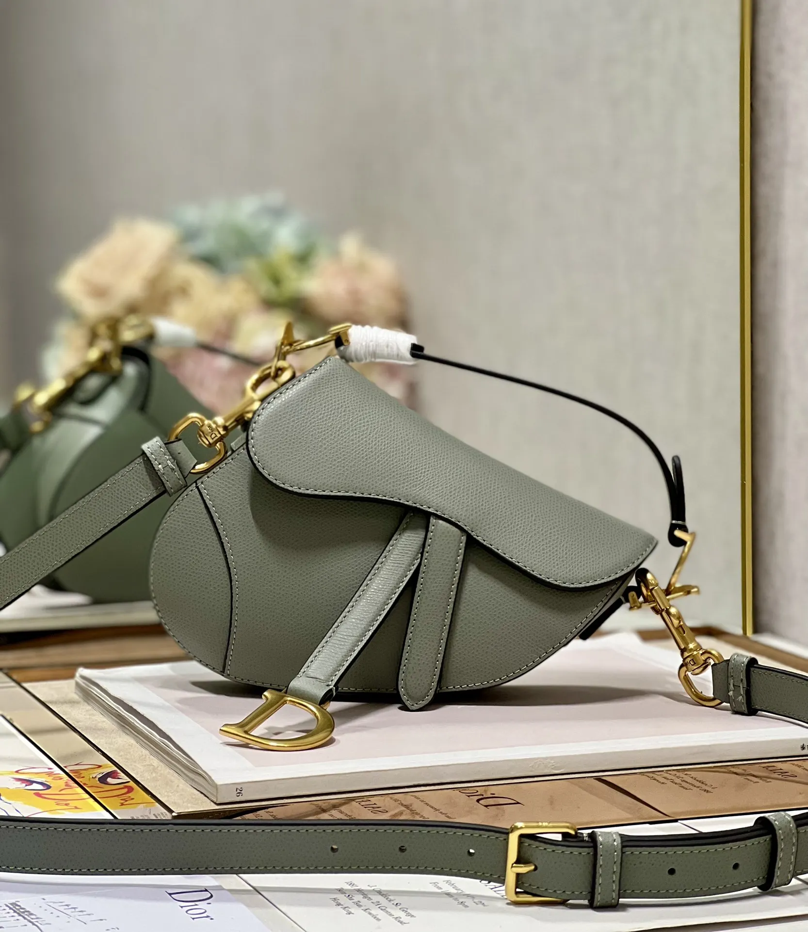 迪奥 93271 刺绣肩带马鞍包 女士斜挎包 迪奥 93271 刺绣肩带马鞍包 女士斜挎包