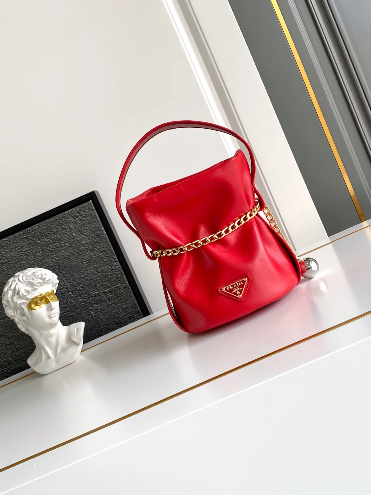 普拉达 1BE088 进口牛皮发财小水桶包 女士单肩包 普拉达 1BE088 进口牛皮发财小水桶包 女士单肩包