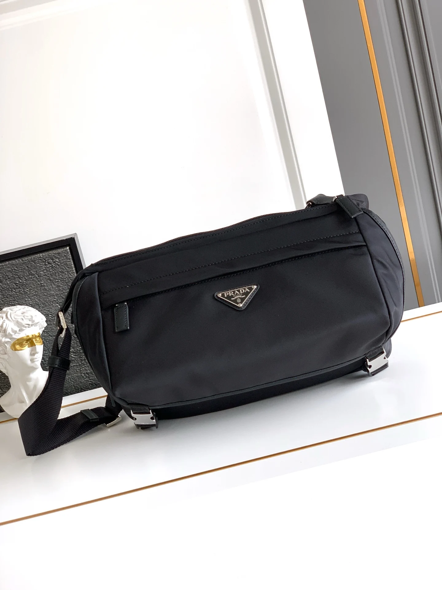 普拉达 2VH991 翻盖式单肩包 邮差包 男士单肩包 普拉达 2VH991 翻盖式单肩包 邮差包 男士单肩包