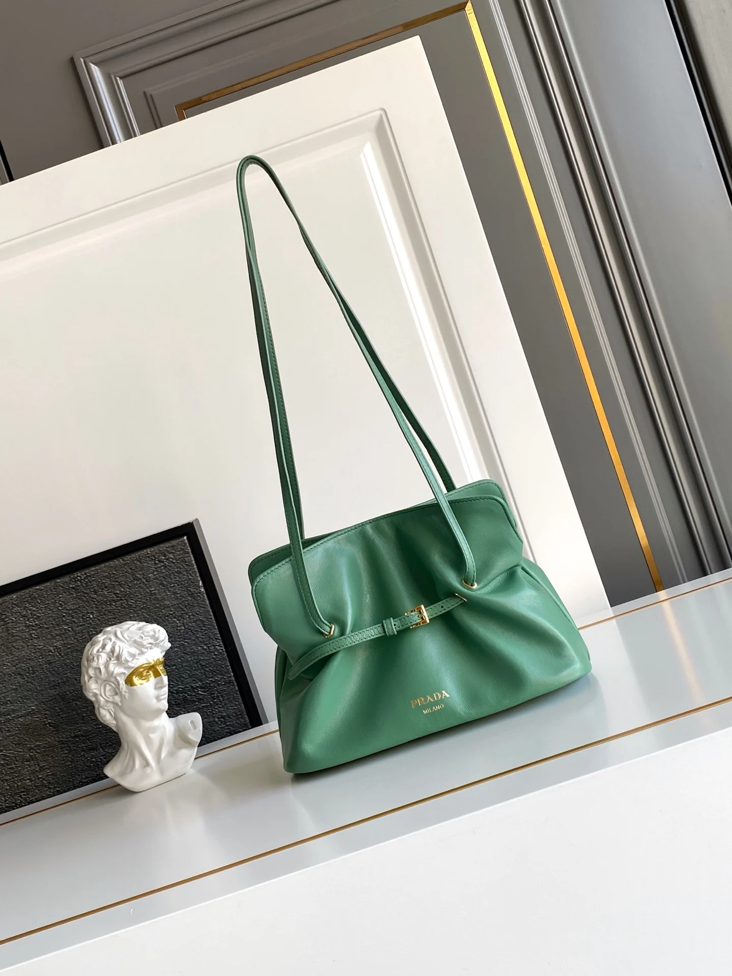 普拉达 1BG586 新款羊皮云朵包 女士单肩包 普拉达 1BG586 新款羊皮云朵包 女士单肩包