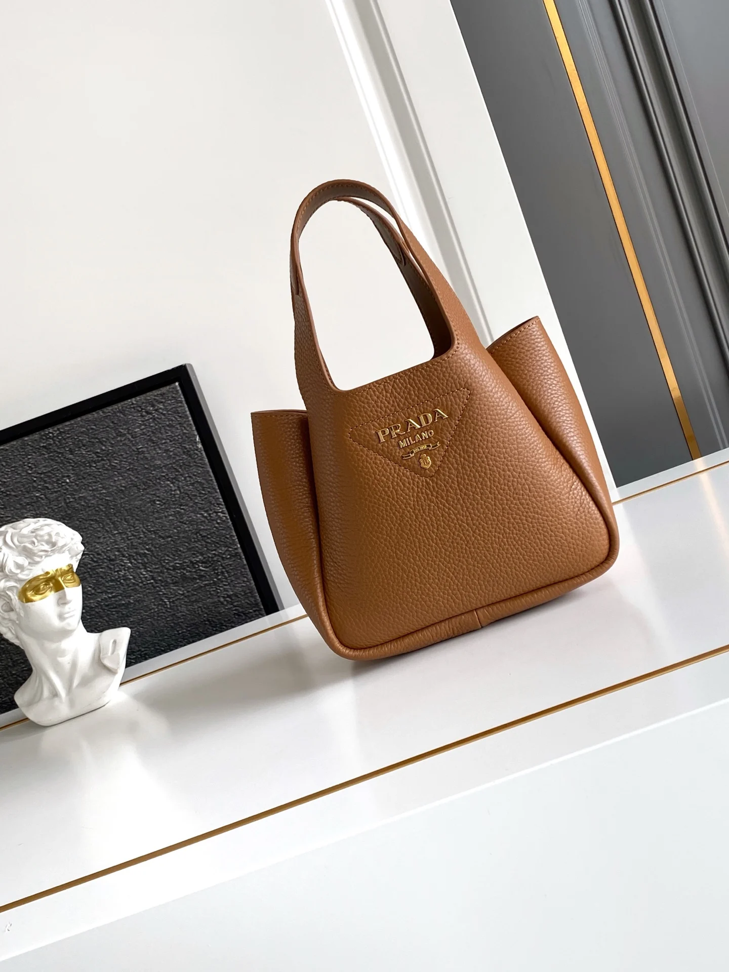 普拉达 1BA349 进口麂皮迷你走秀款托特包 女士单肩包 普拉达 1BA349 进口麂皮迷你走秀款托特包 女士单肩包