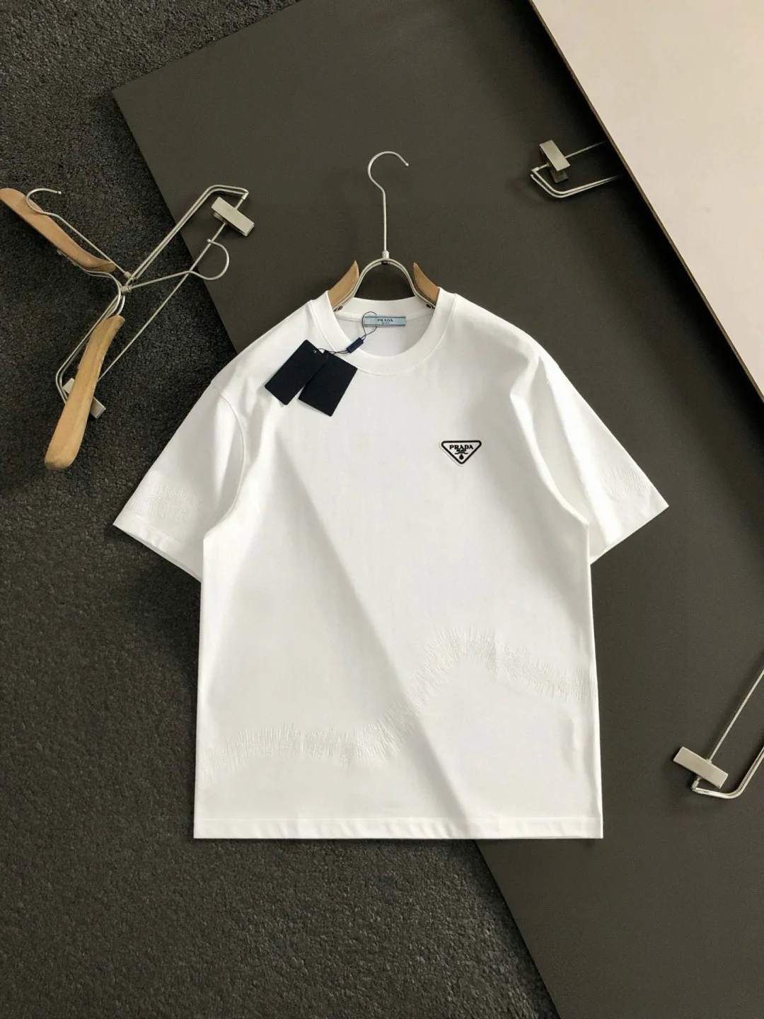 普拉达 2026春夏三角标立体胶印短袖