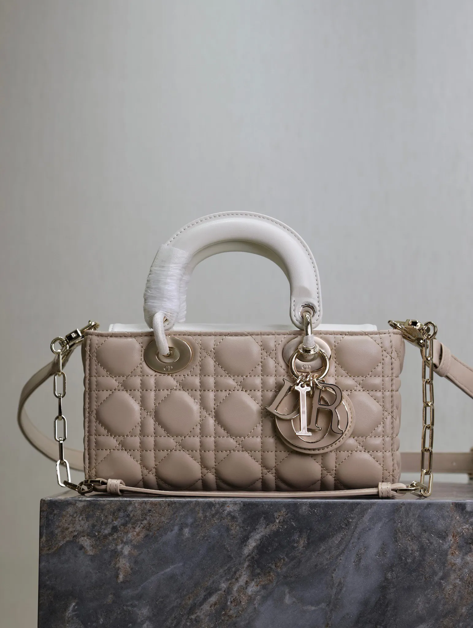 迪奥 0540 拼色全新手袋 女士斜挎包 迪奥 0540 拼色全新手袋 女士斜挎包