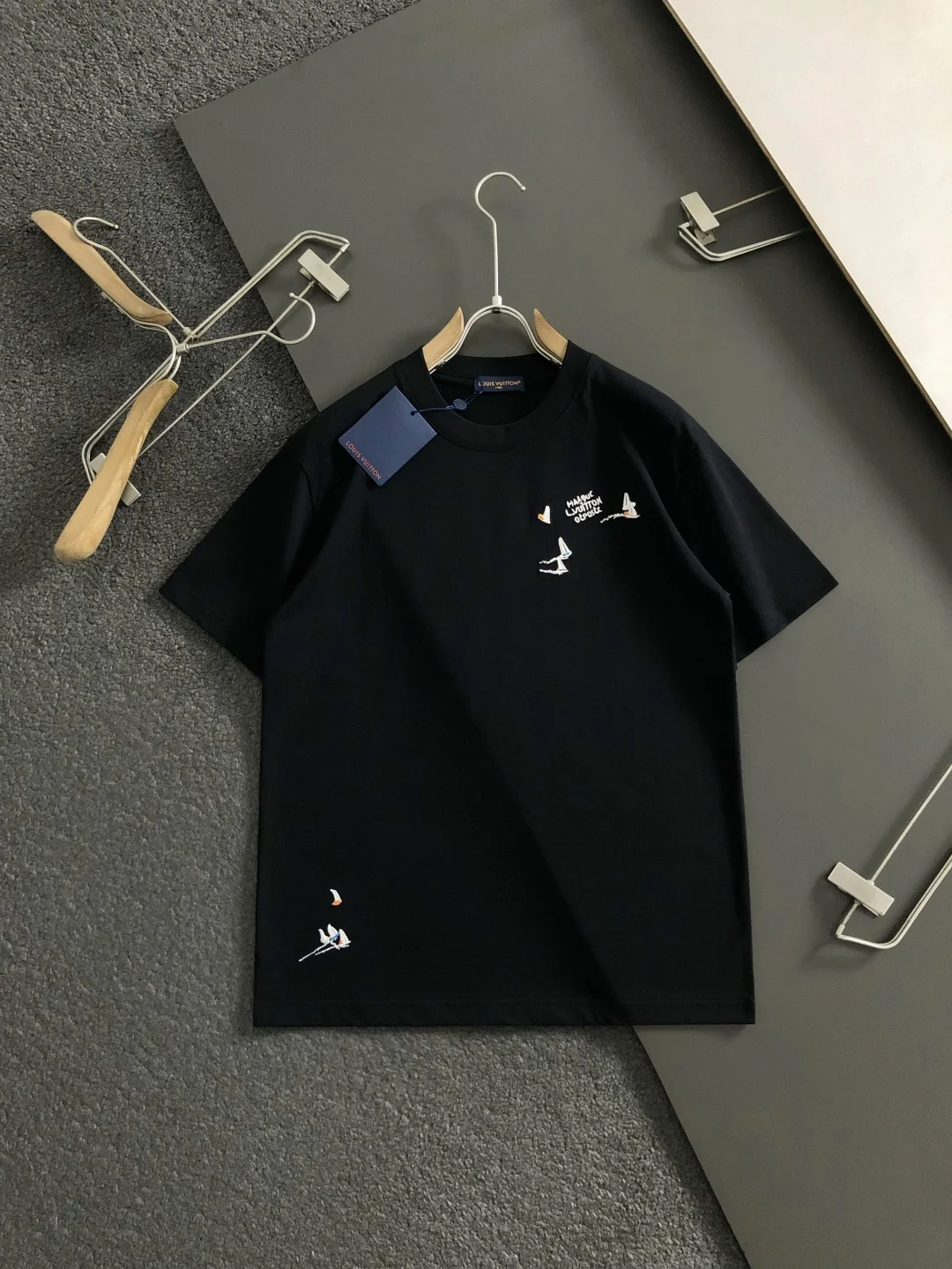 LV 2026春夏字母帆船刺绣短袖 LV 2026春夏字母帆船刺绣短袖