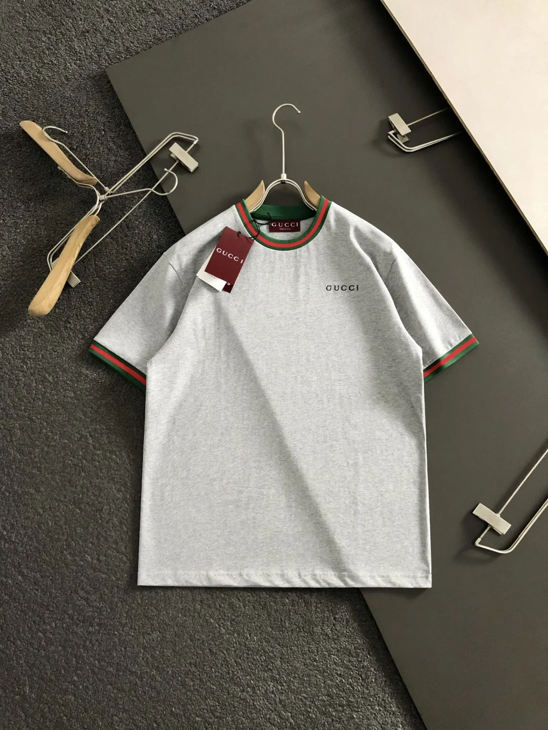 古奇 2026春夏红绿织带拼接短袖