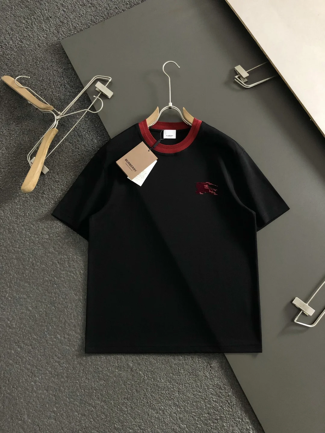 巴宝莉 2026春夏格植绒胶印短袖