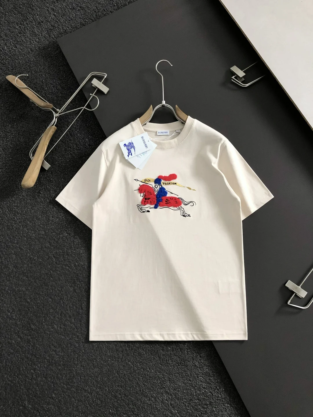 巴宝莉 2026春夏 字母刺绣短袖