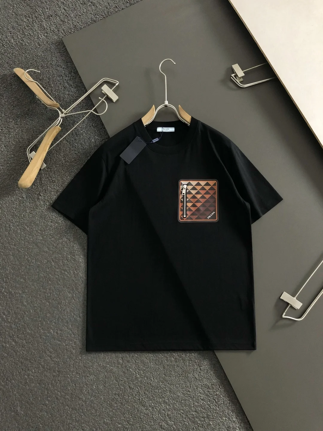 普拉达 2026春夏口袋拉链印花短袖