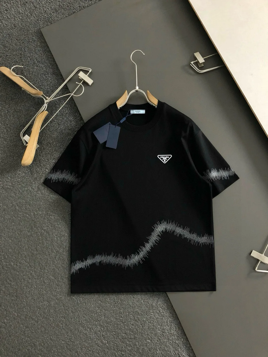普拉达 2026春夏三角标立体胶印短袖