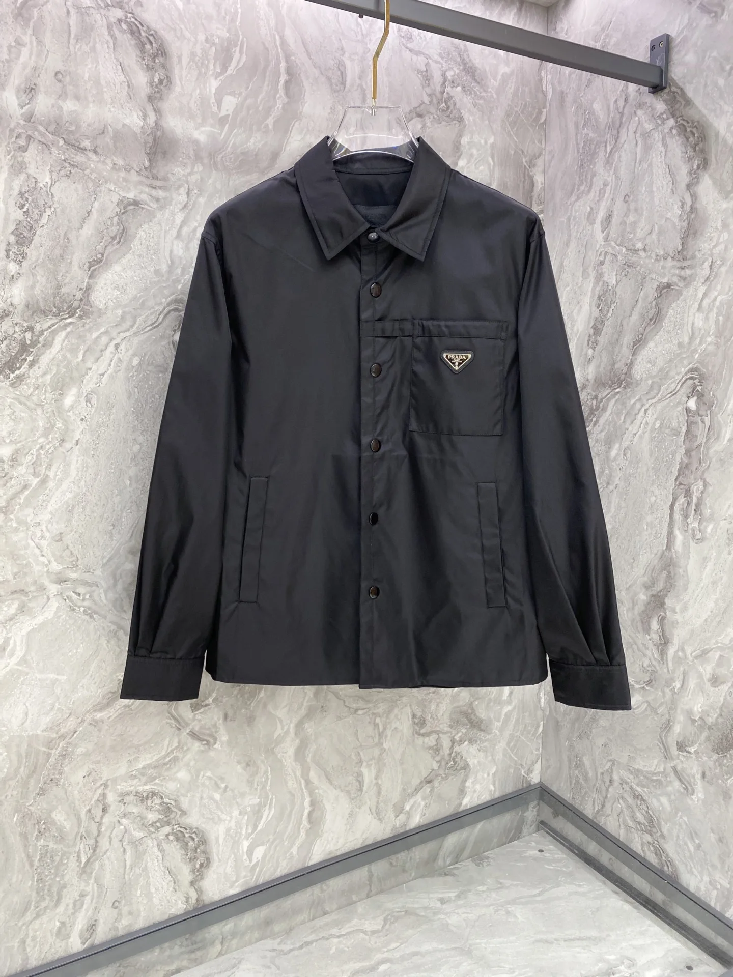 普拉达 春款2026最新款时尚设计师款夹克外套 普拉达 春款2026最新款时尚设计师款夹克外套