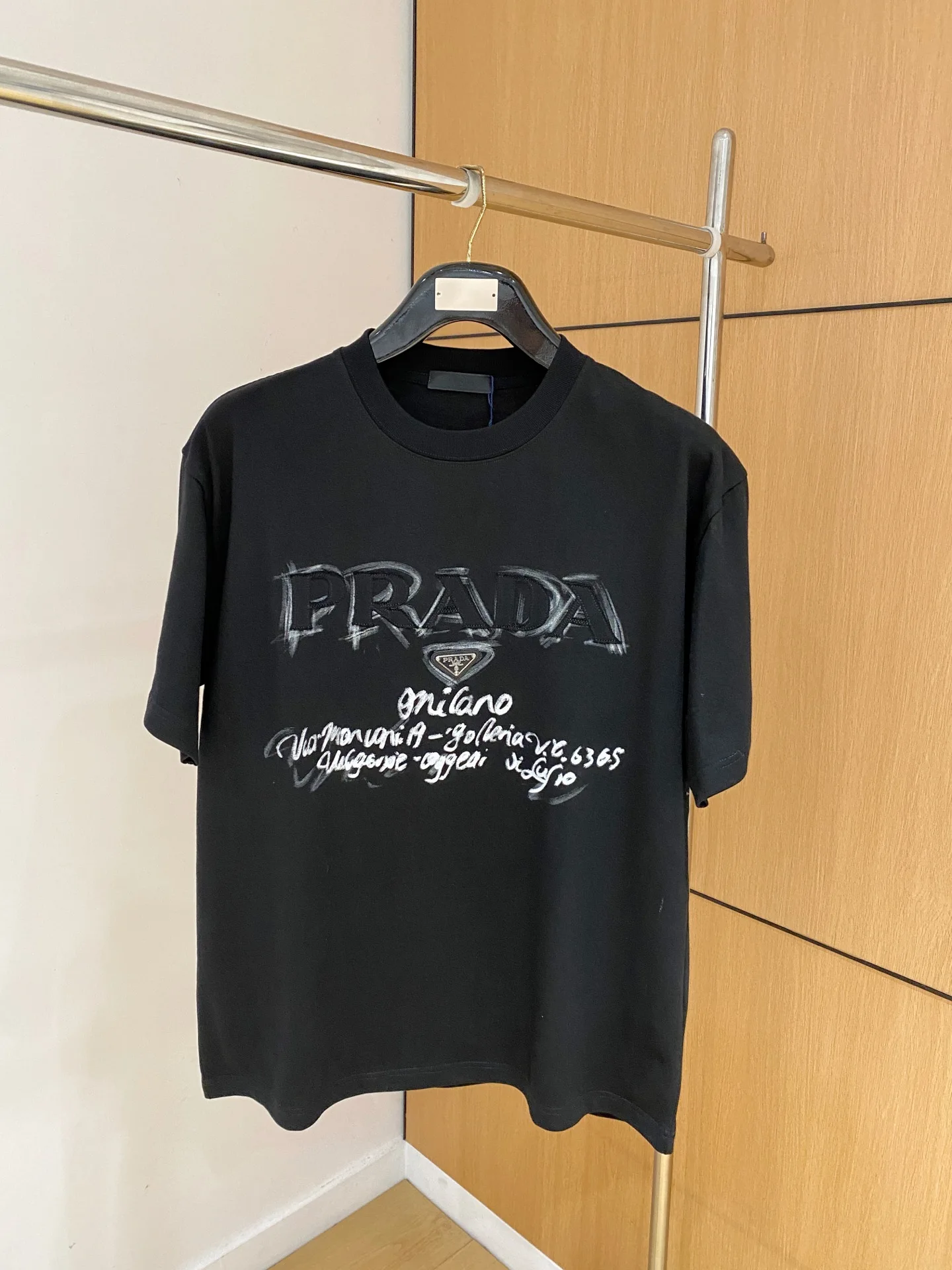 普拉达 2026春夏新款宽松短袖 普拉达 2026春夏新款宽松短袖