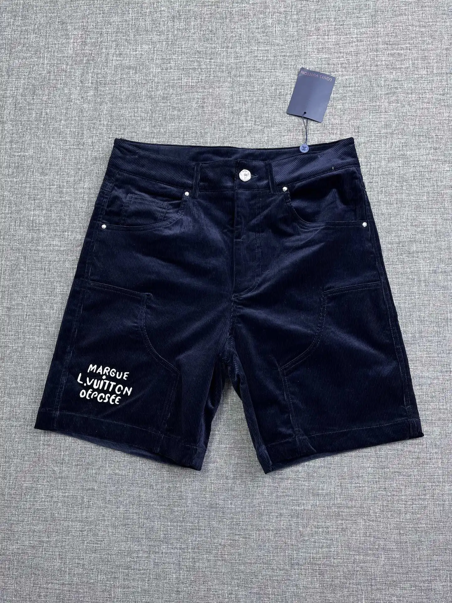 LV 洗水灯芯绒贴布平腰休闲短裤 LV 洗水灯芯绒贴布平腰休闲短裤