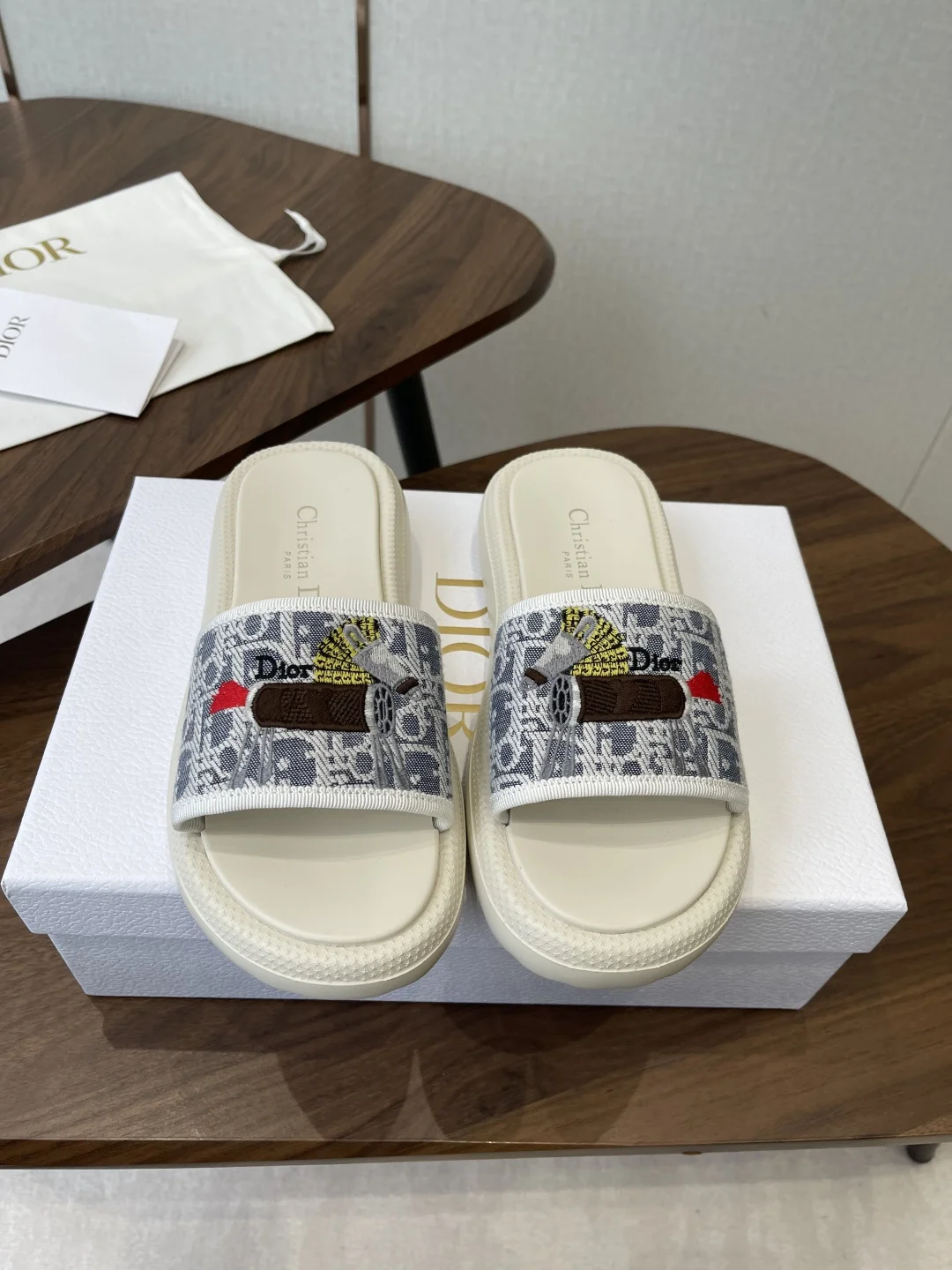 迪奥 26ss 春夏新款 D字刺绣厚底拖鞋 迪奥 26ss 春夏新款 D字刺绣厚底拖鞋