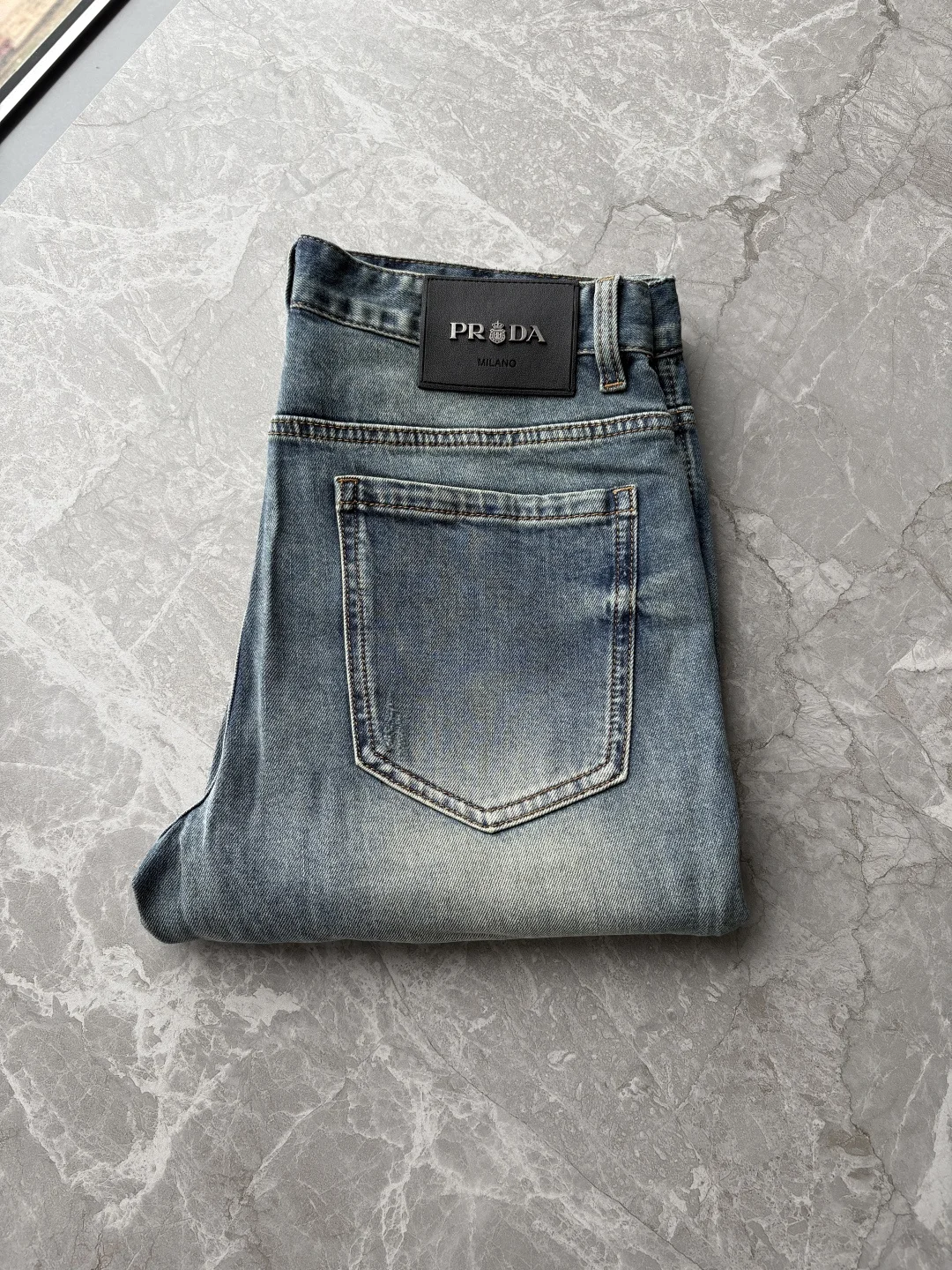 普拉达 2026春夏经典蓝洗水牛仔裤