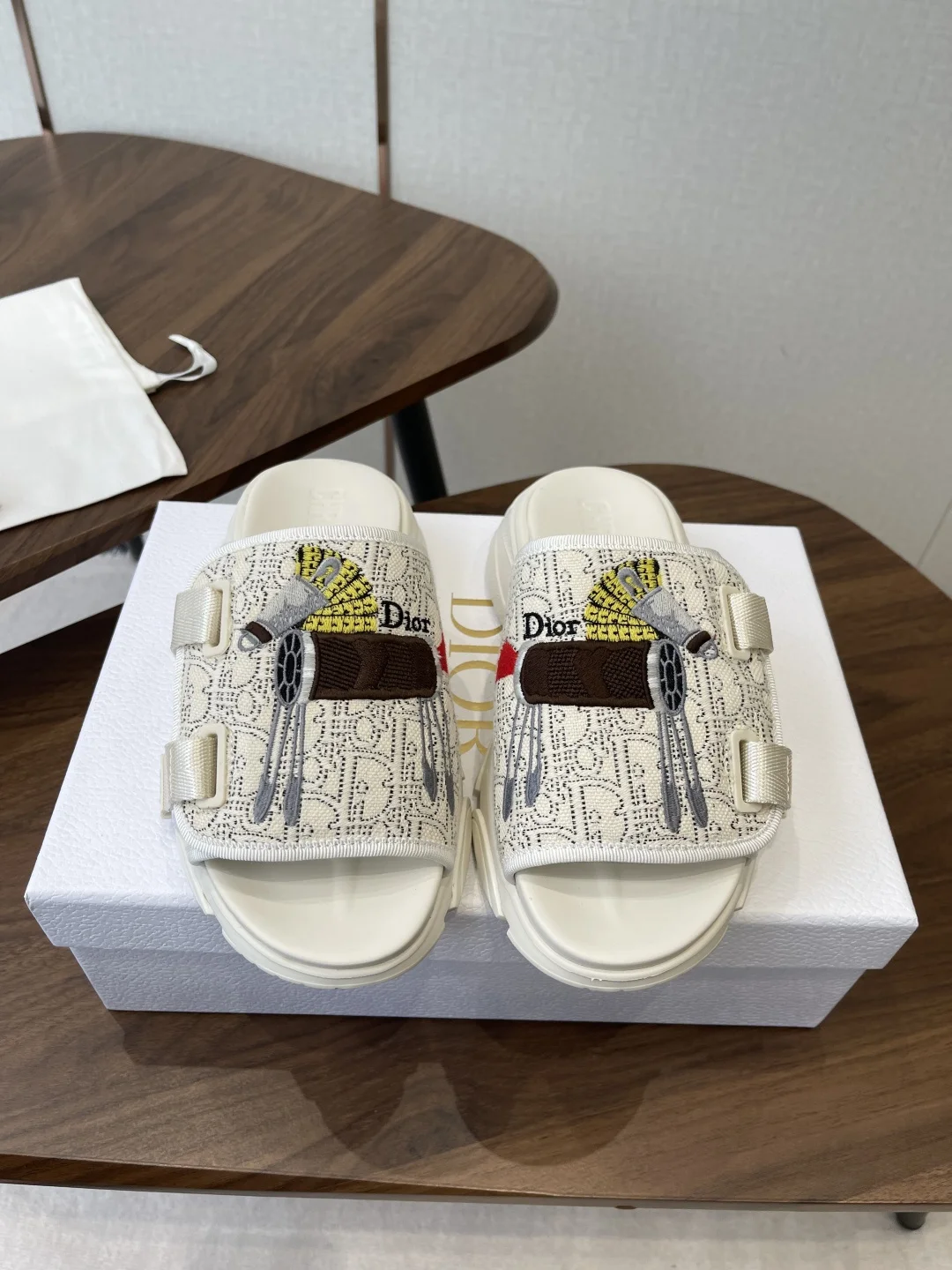 迪奥 26ss 春夏新款 D字刺绣厚底运动拖鞋 迪奥 26ss 春夏新款 D字刺绣厚底运动拖鞋