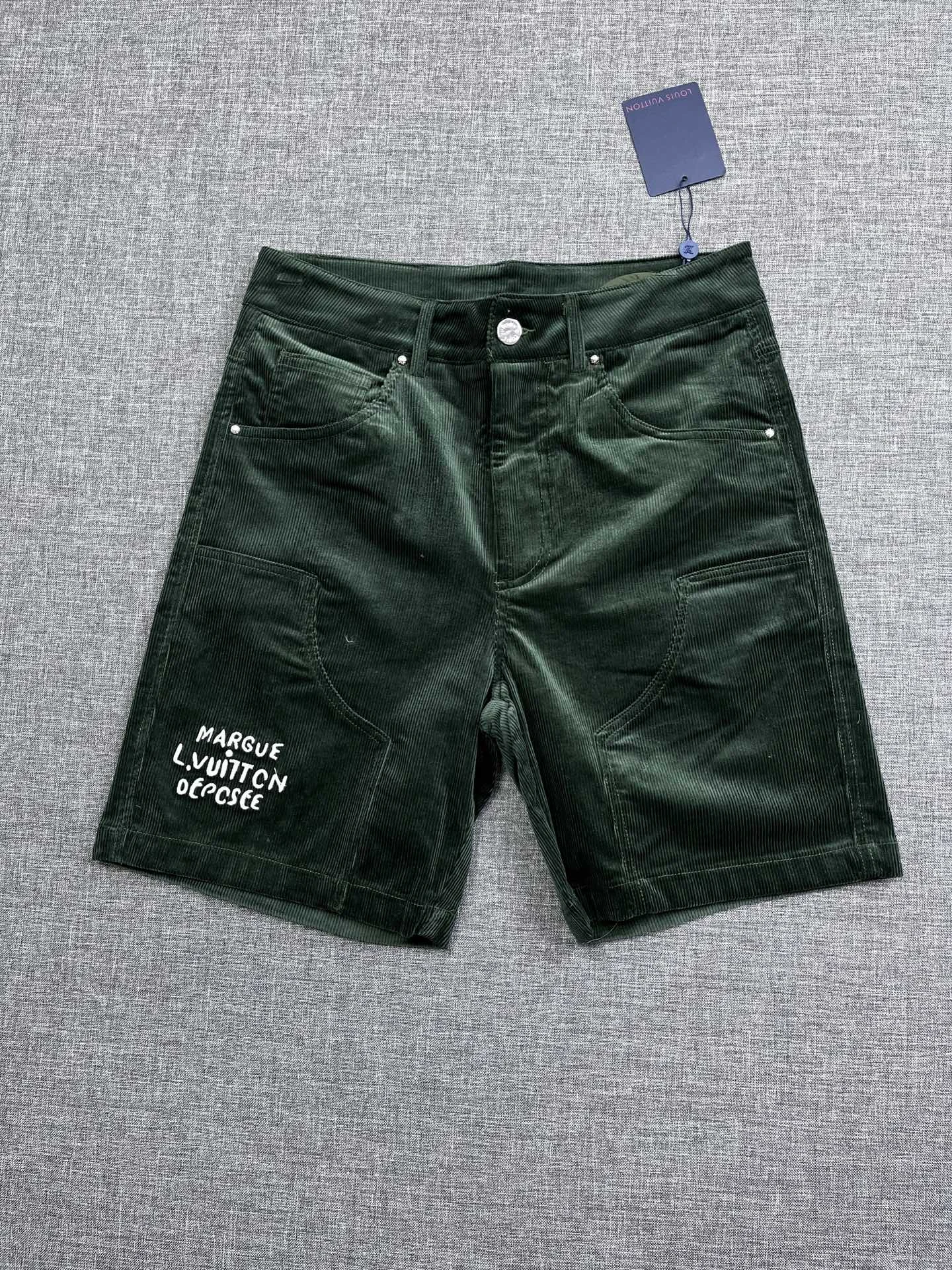 LV 洗水灯芯绒贴布平腰休闲短裤 LV 洗水灯芯绒贴布平腰休闲短裤