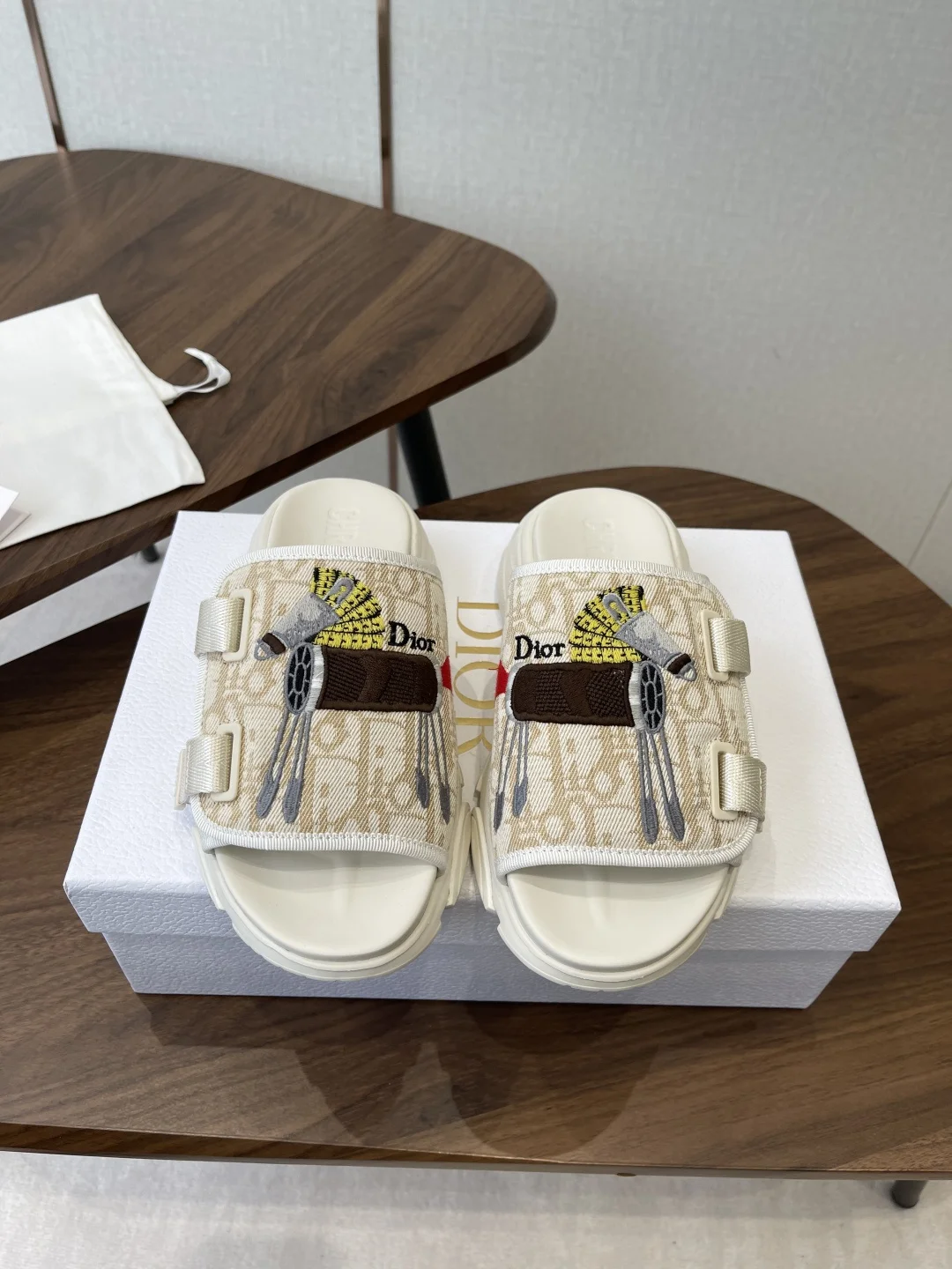 迪奥 26ss 春夏新款 D字刺绣厚底运动拖鞋 迪奥 26ss 春夏新款 D字刺绣厚底运动拖鞋