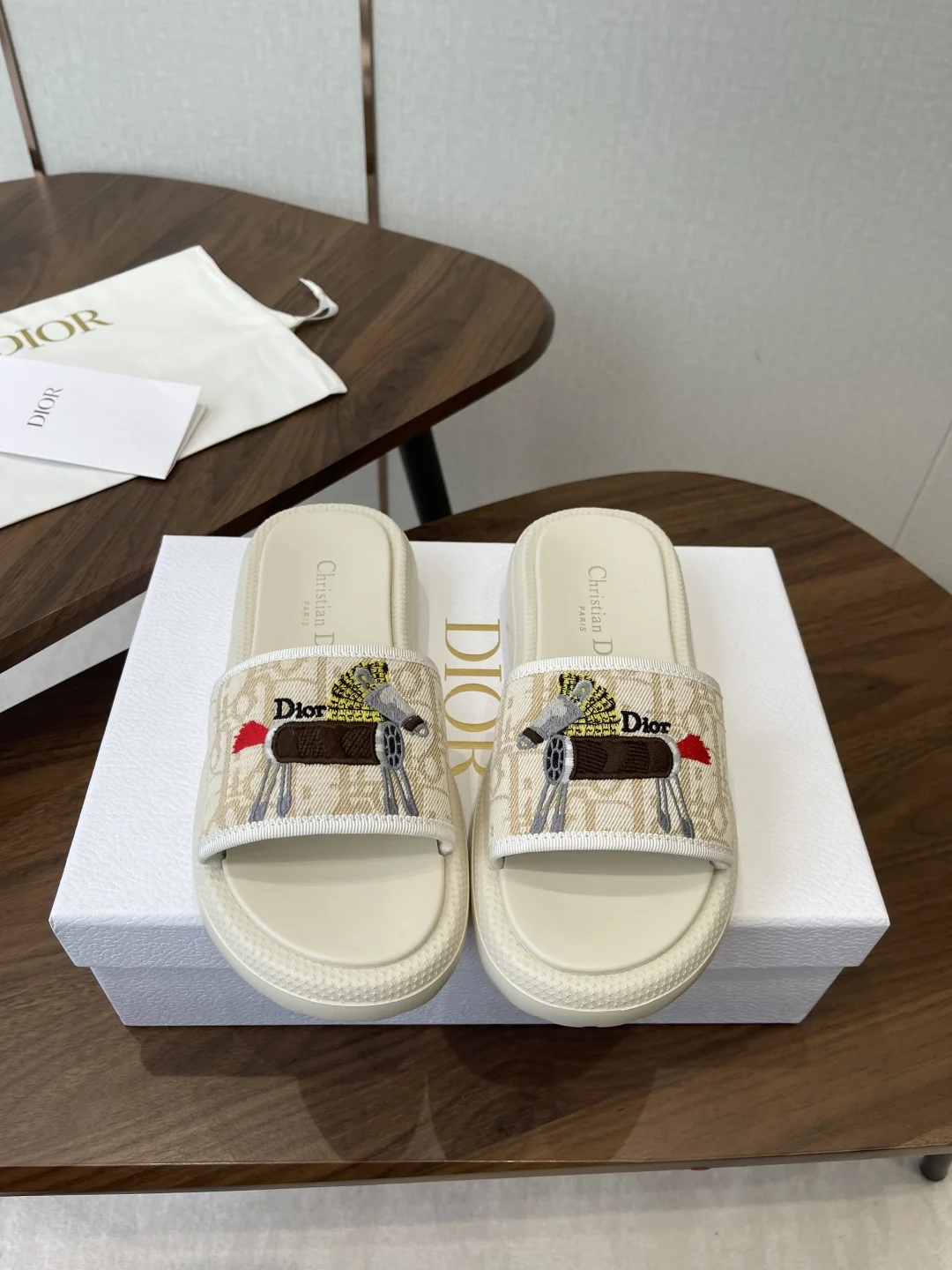 迪奥 26ss 春夏新款 D字刺绣厚底拖鞋