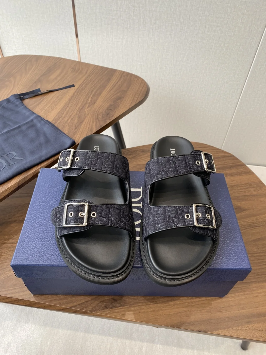 迪奥 25ss 春夏最新款 男士超轻发泡大底 包头拖鞋 迪奥 25ss 春夏最新款 男士超轻发泡大底 包头拖鞋