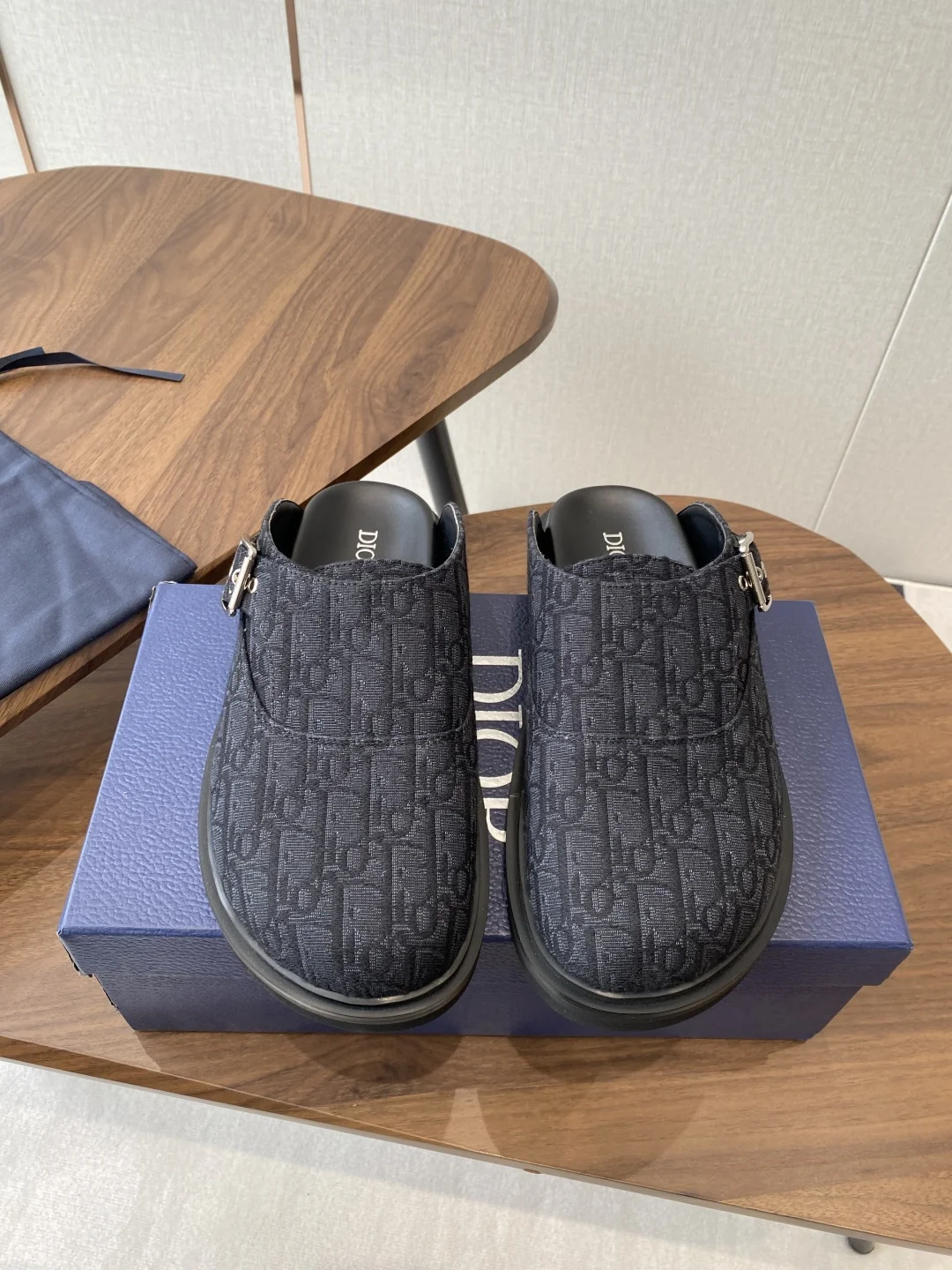 Dior 25ss Spring/Summer Latest Men s Ultra-light Foam Sole Closed-toe Slippers