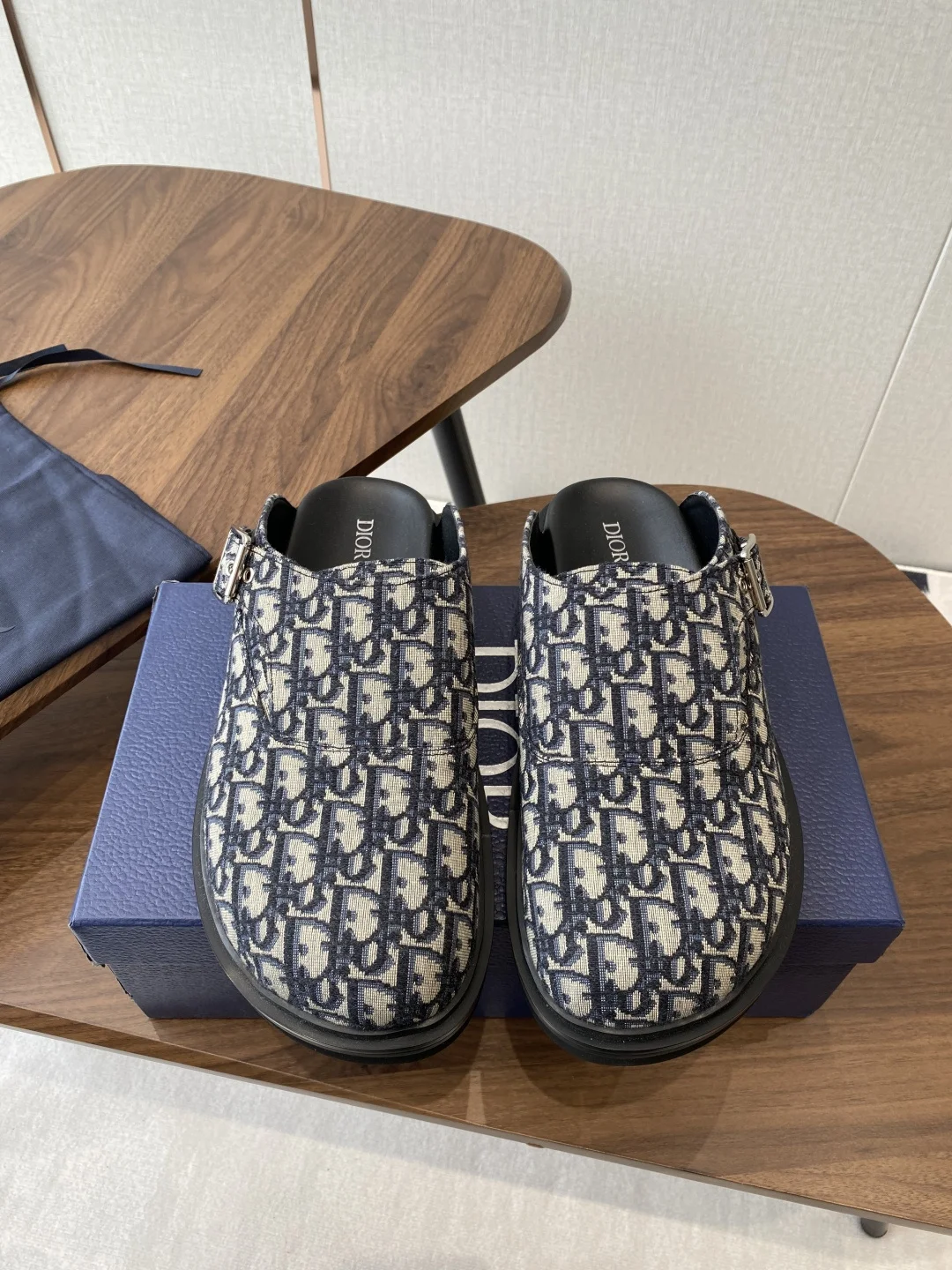 迪奥 25ss 春夏最新款 男士超轻发泡大底 包头拖鞋 迪奥 25ss 春夏最新款 男士超轻发泡大底 包头拖鞋