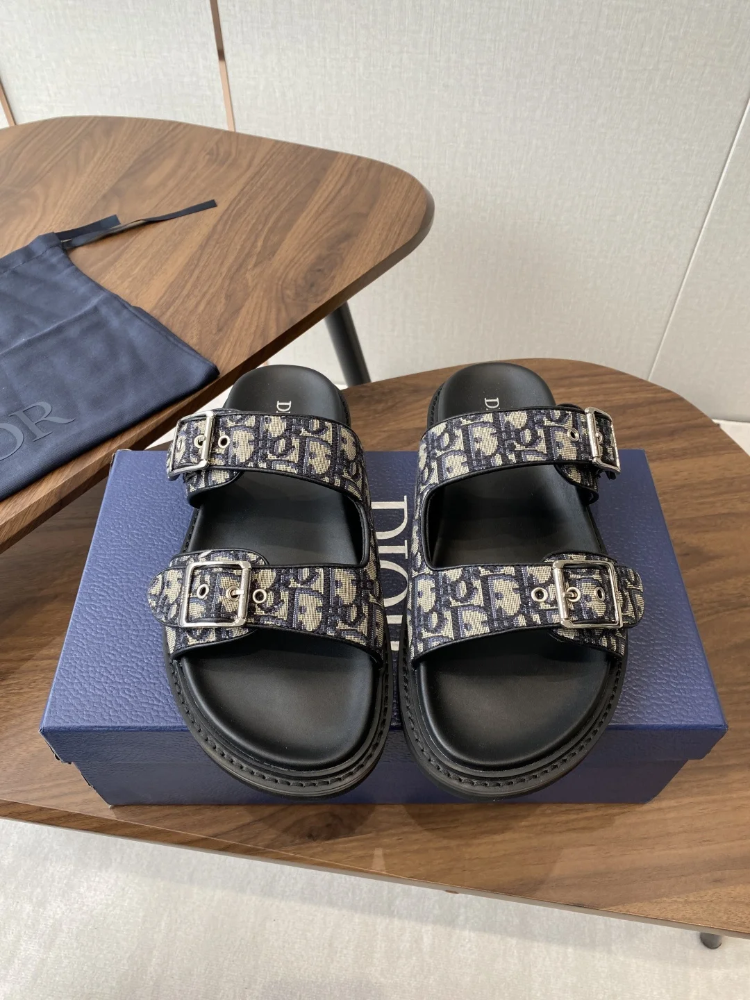 迪奥 25ss 春夏最新款 男士超轻发泡大底 包头拖鞋 迪奥 25ss 春夏最新款 男士超轻发泡大底 包头拖鞋