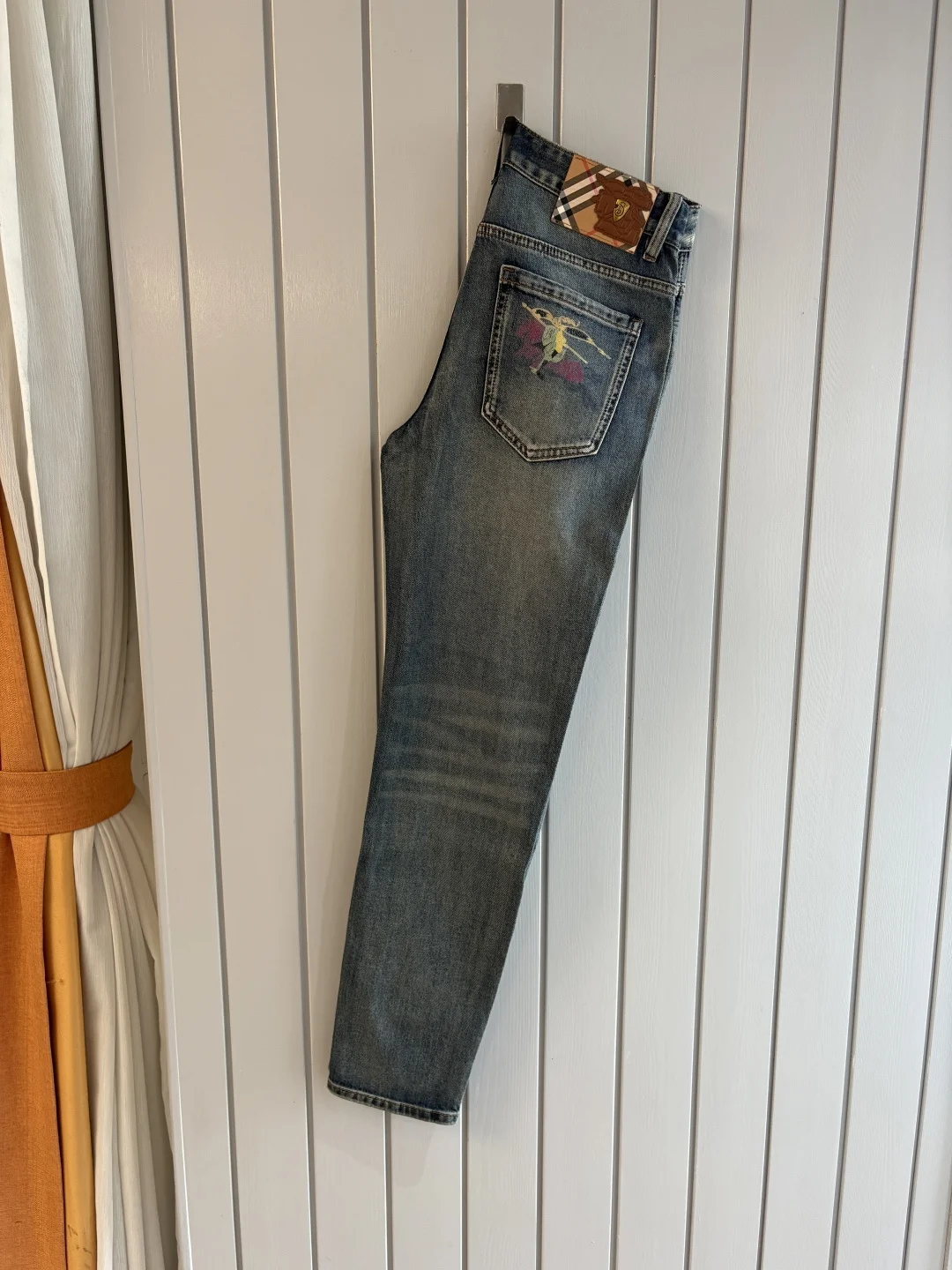 巴宝莉 2026春夏经典蓝洗水牛仔裤