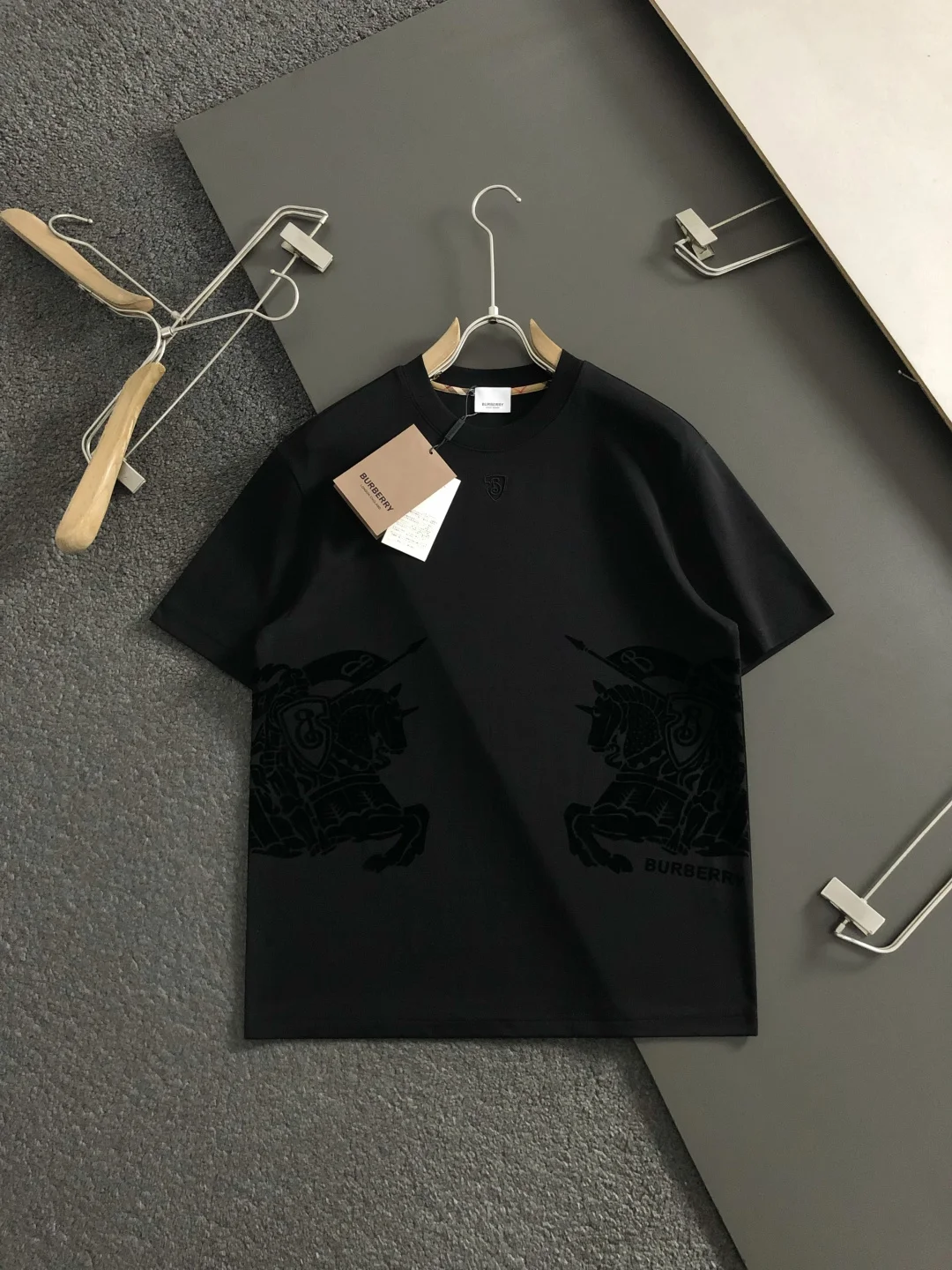 巴宝莉 2026春夏骑士印花短袖