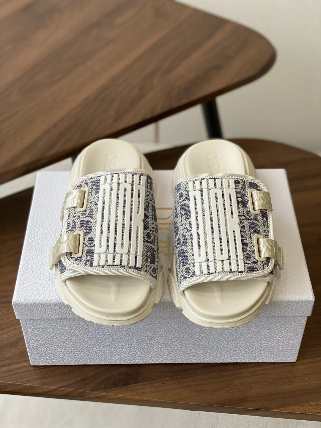 迪奥 25ss 春夏新款 D字刺绣厚底运动拖鞋 迪奥 25ss 春夏新款 D字刺绣厚底运动拖鞋