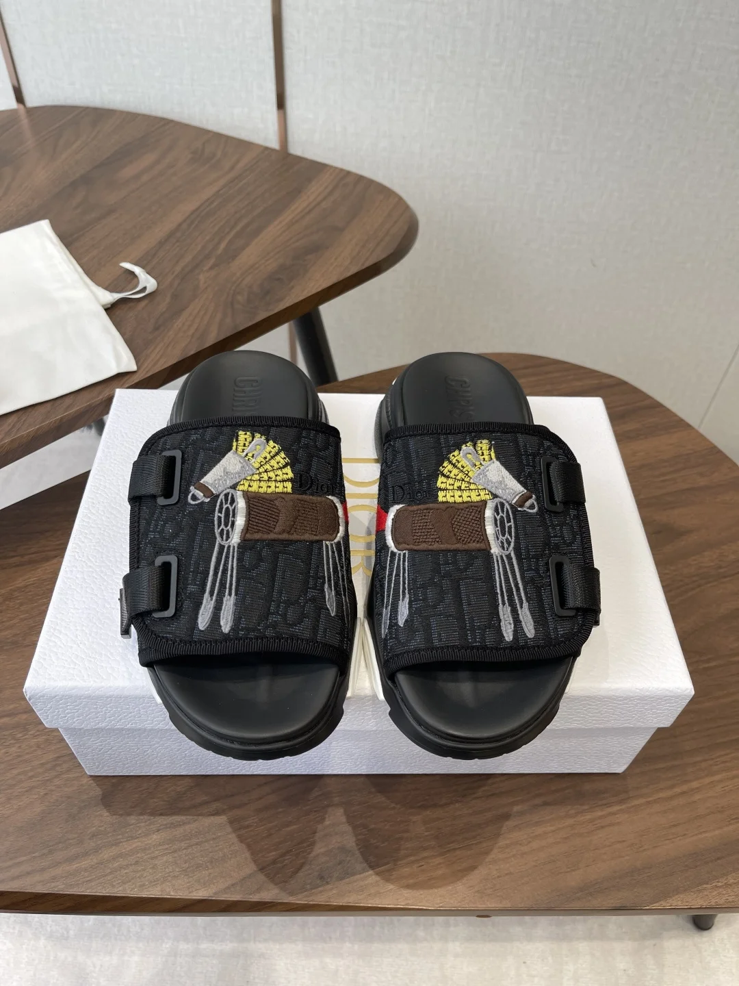 迪奥 26ss 春夏新款 D字刺绣厚底运动拖鞋 迪奥 26ss 春夏新款 D字刺绣厚底运动拖鞋