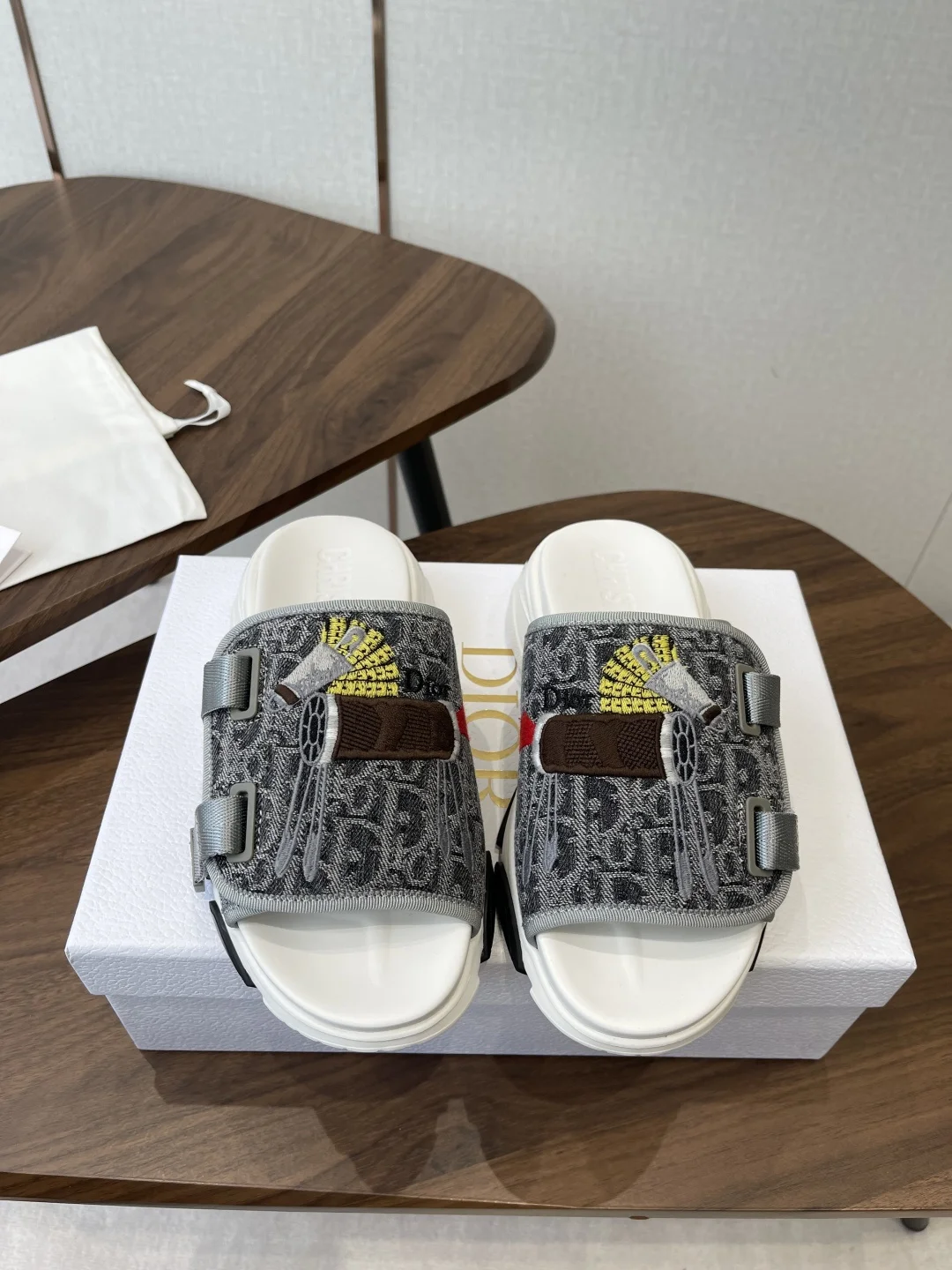 迪奥 26ss 春夏新款 D字刺绣厚底运动拖鞋 迪奥 26ss 春夏新款 D字刺绣厚底运动拖鞋