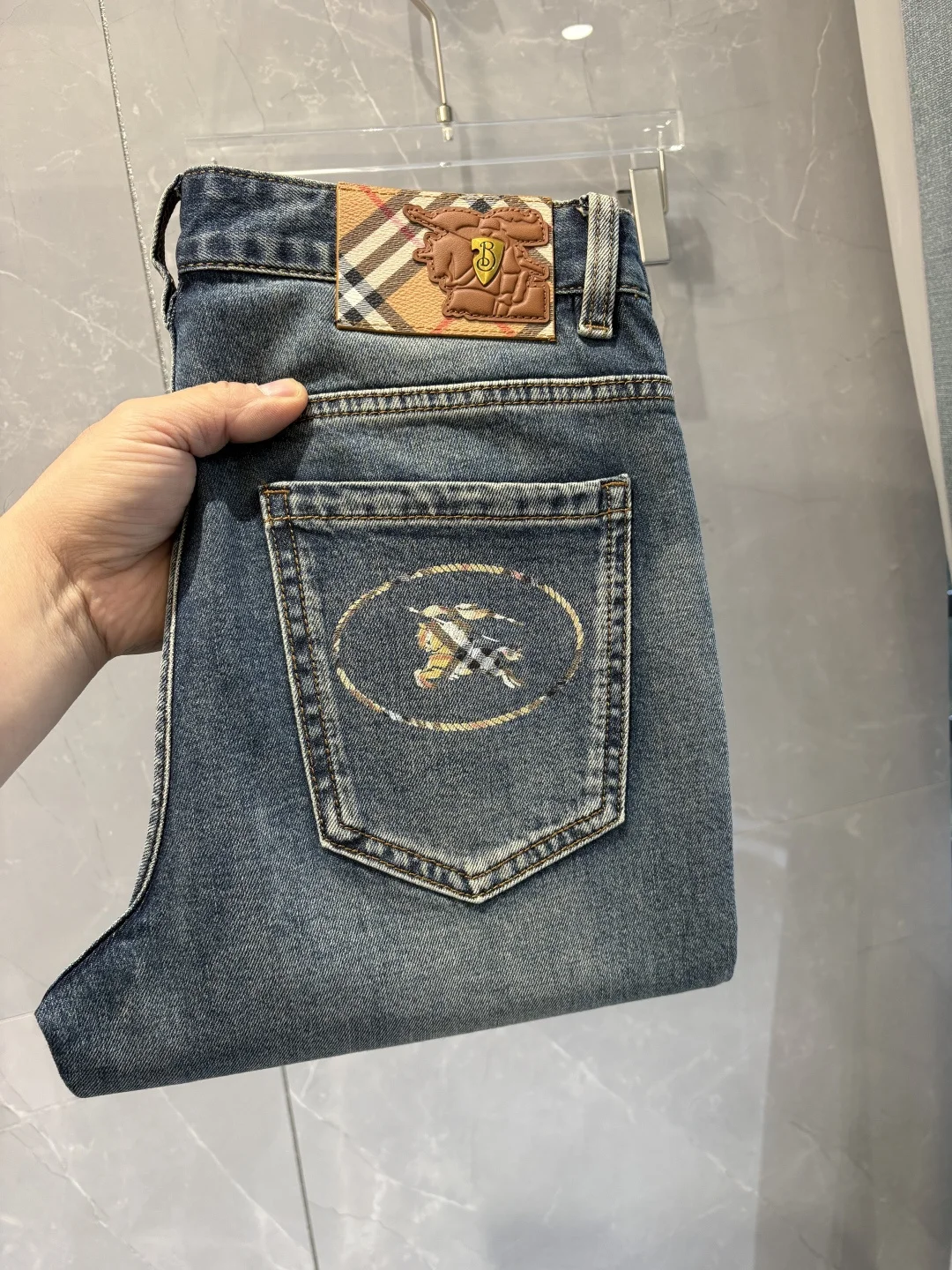 巴宝莉 2026春夏经典蓝洗水牛仔裤