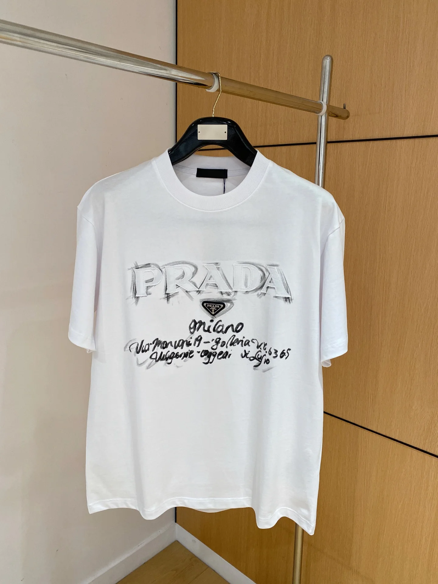 普拉达 2026春夏新款宽松短袖 普拉达 2026春夏新款宽松短袖