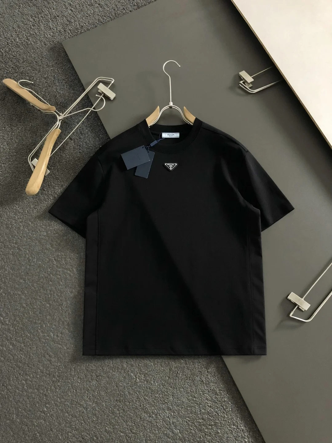 普拉达 2026春夏三角标口袋短袖 普拉达 2026春夏三角标口袋短袖