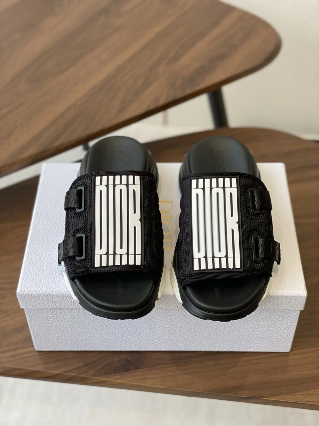 迪奥 25ss 春夏新款 D字刺绣厚底运动拖鞋 迪奥 25ss 春夏新款 D字刺绣厚底运动拖鞋