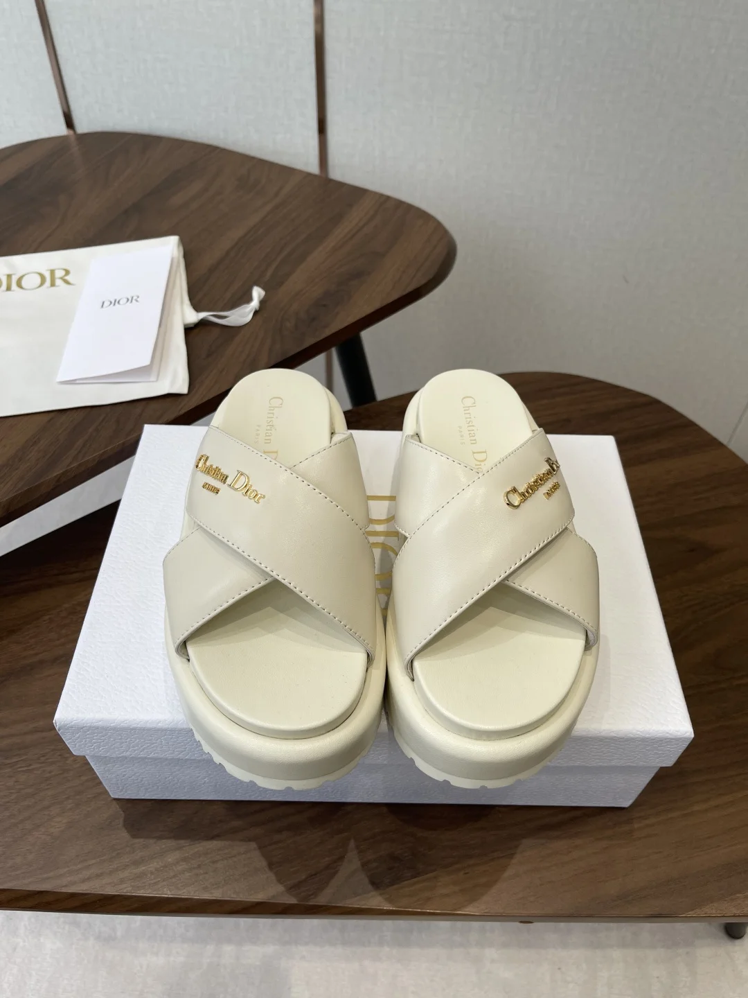 迪奥 2026春夏新款 交叉带拖鞋凉鞋 迪奥 2026春夏新款 交叉带拖鞋凉鞋
