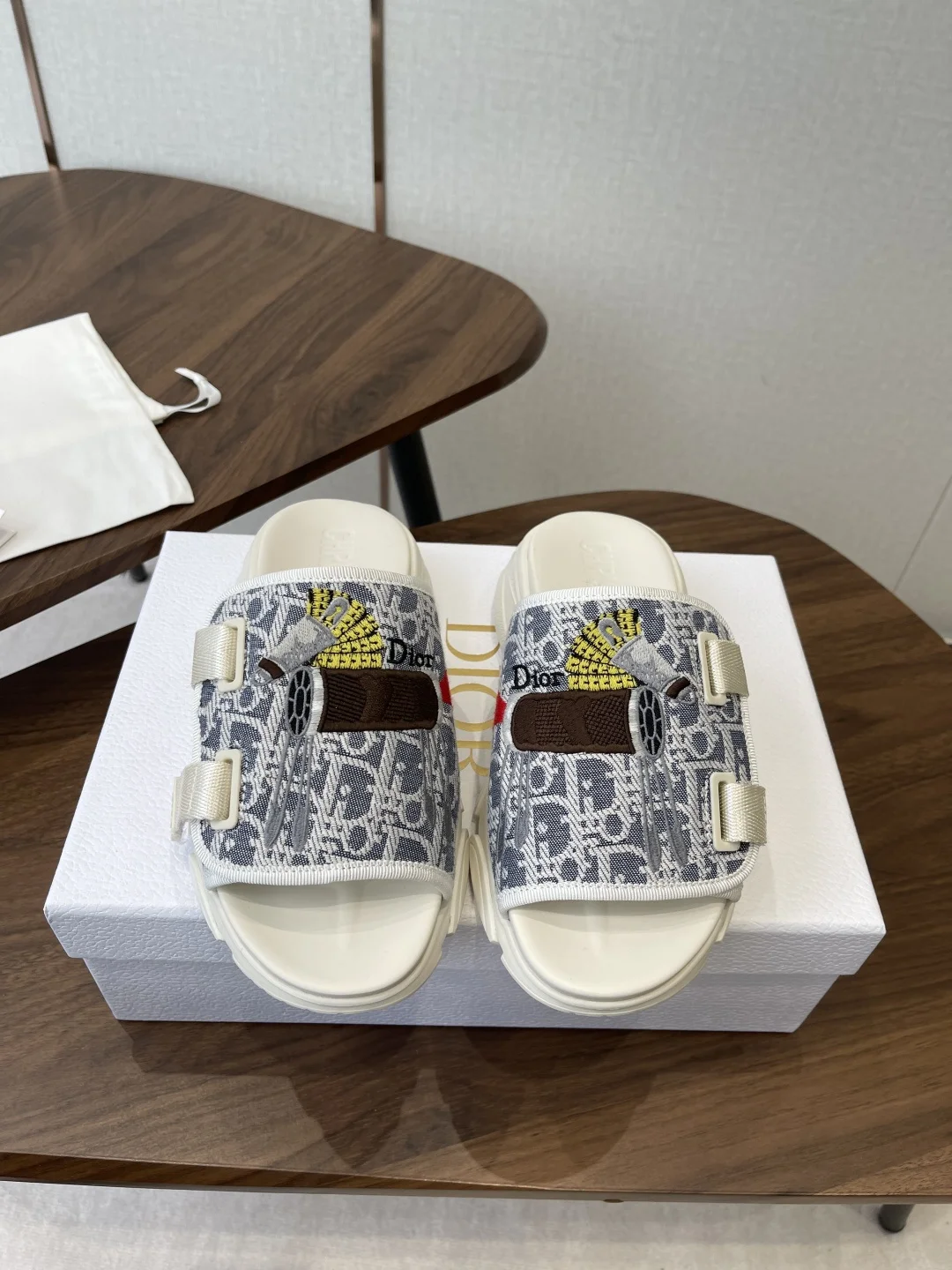 迪奥 26ss 春夏新款 D字刺绣厚底运动拖鞋 迪奥 26ss 春夏新款 D字刺绣厚底运动拖鞋