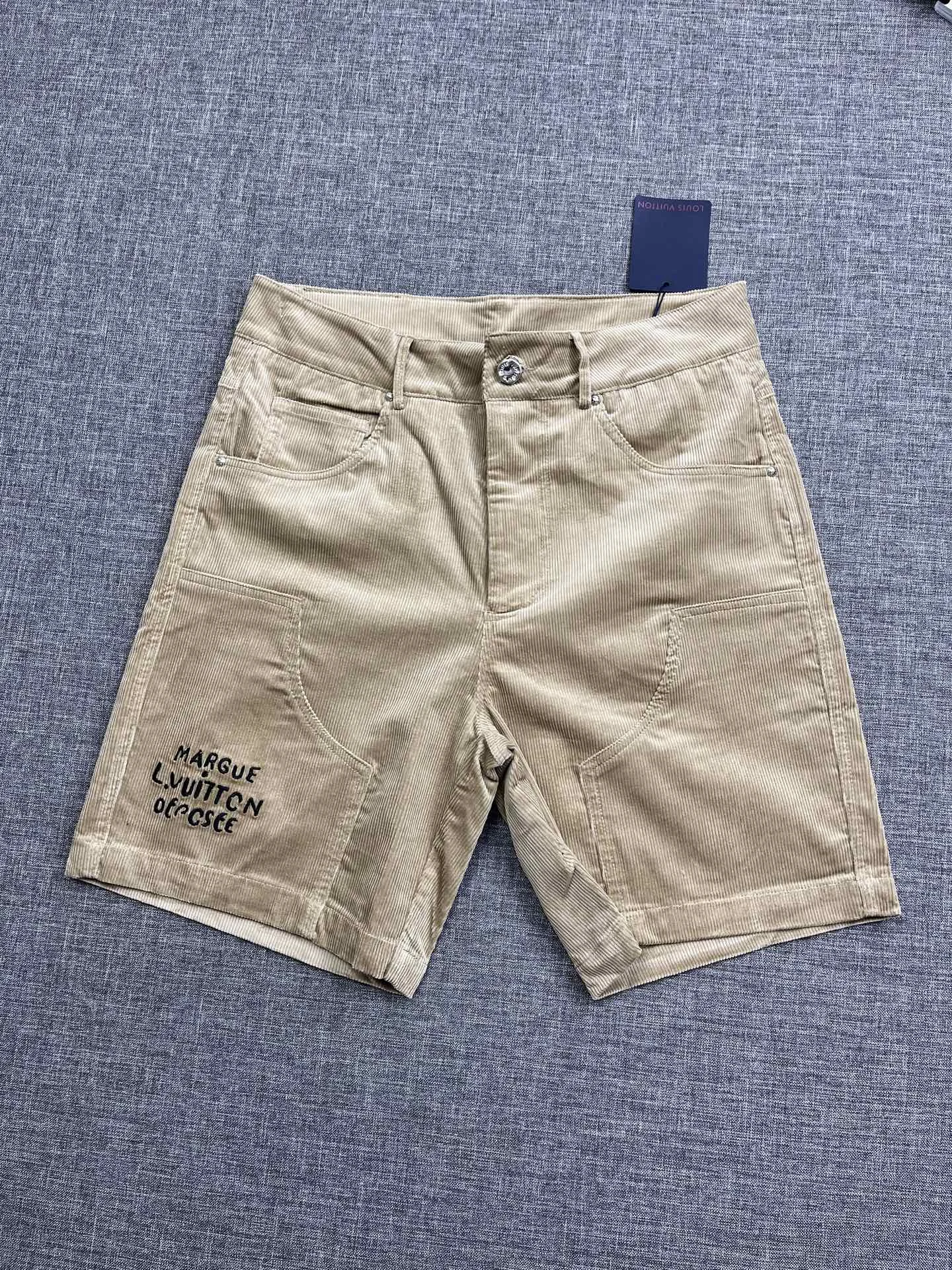 LV 洗水灯芯绒贴布平腰休闲短裤 LV 洗水灯芯绒贴布平腰休闲短裤