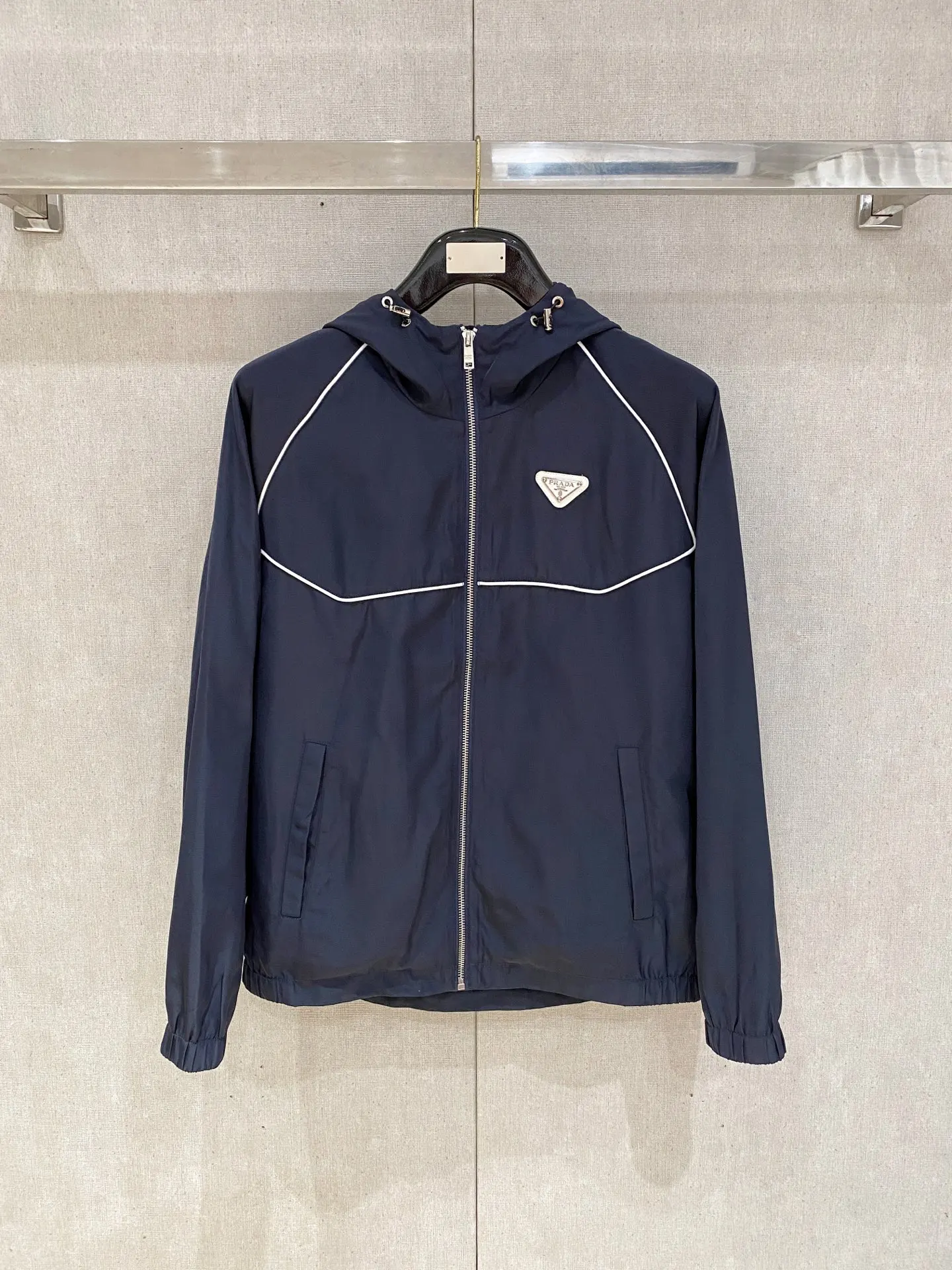 普拉达 2026FW秋冬新品连帽夹克外套 普拉达 2026FW秋冬新品连帽夹克外套