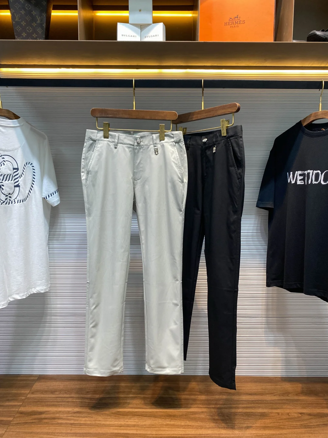 布鲁内洛库奇内利 男士金属徽章吊坠修身直筒百搭休闲长裤 布鲁内洛库奇内利 男士金属徽章吊坠修身直筒百搭休闲长裤