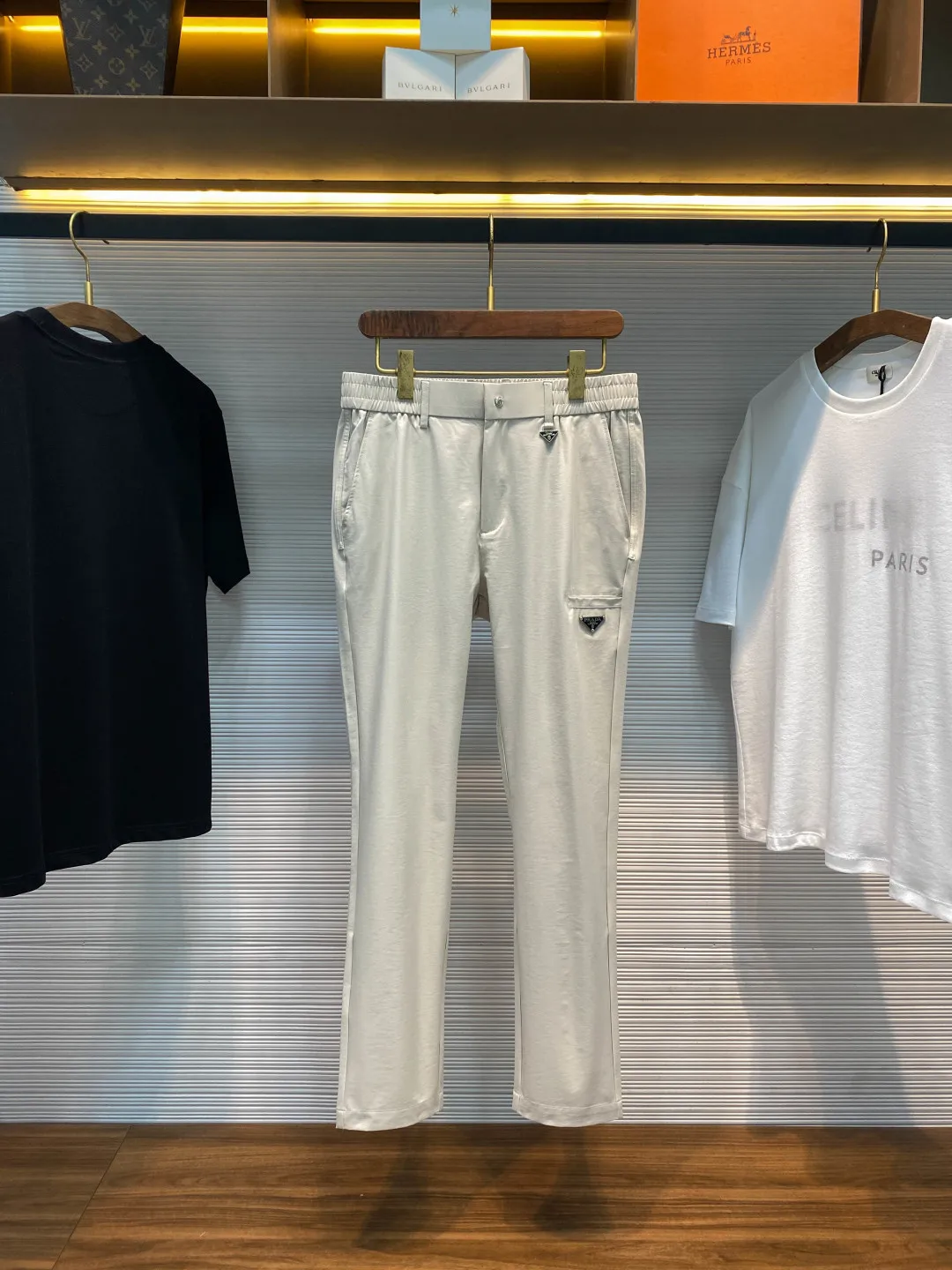 普拉达 男士金属三角标徽章吊坠时尚百搭休闲长裤 普拉达 男士金属三角标徽章吊坠时尚百搭休闲长裤